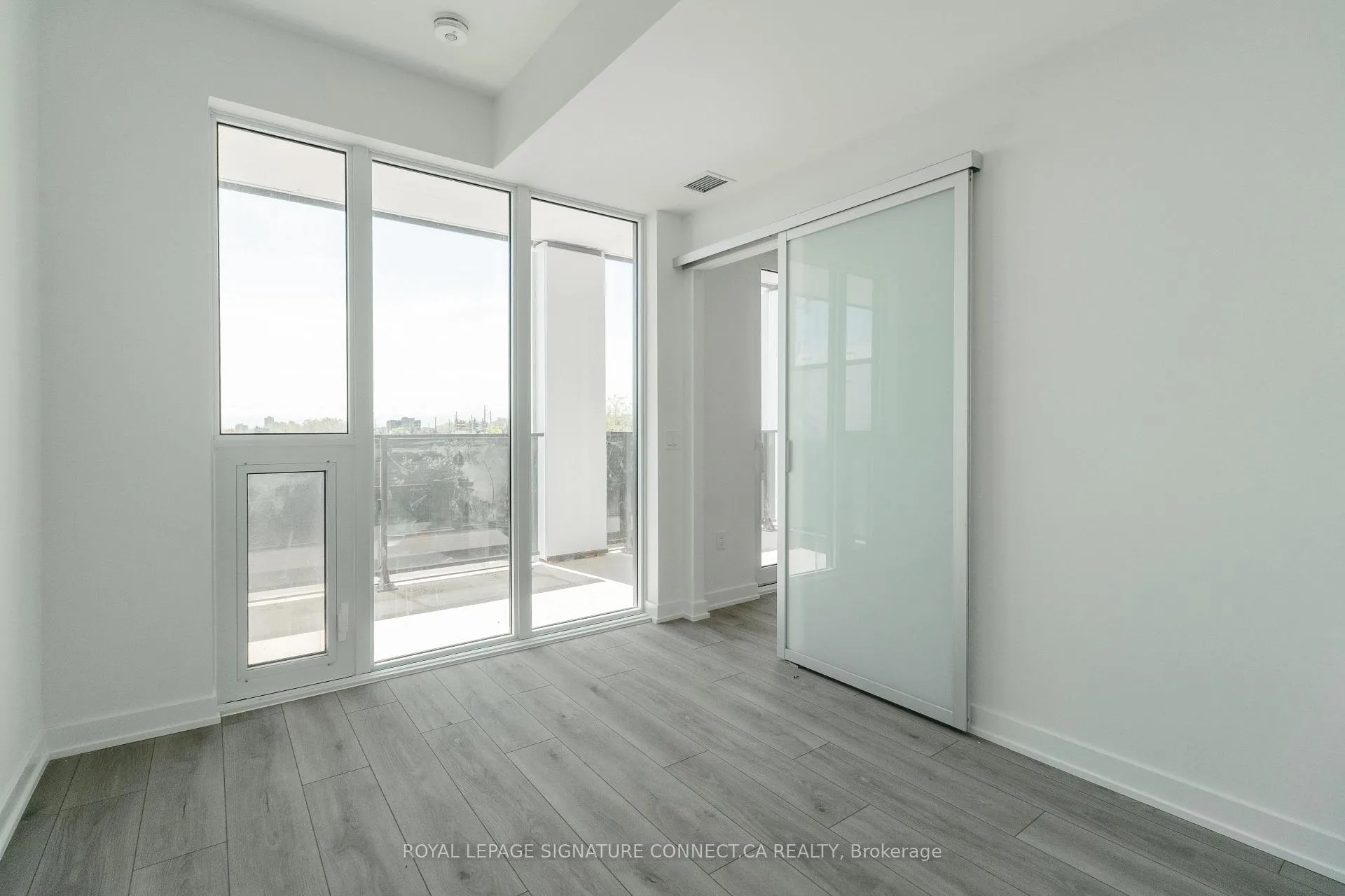 Photo 13 of Unit 402, 1 Fairview Road E, Mississauga, Mississauga Valleys — HOMEH