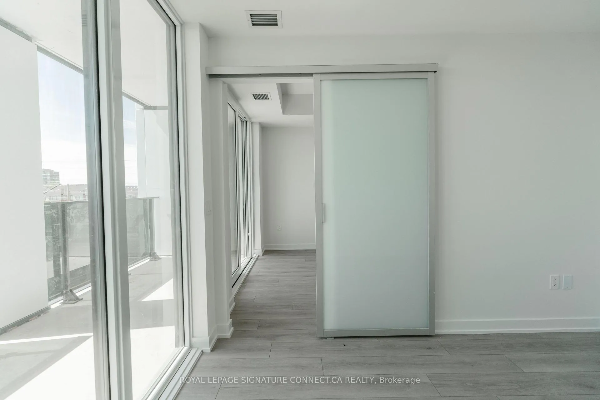 Photo 14 of Unit 402, 1 Fairview Road E, Mississauga, Mississauga Valleys — HOMEH