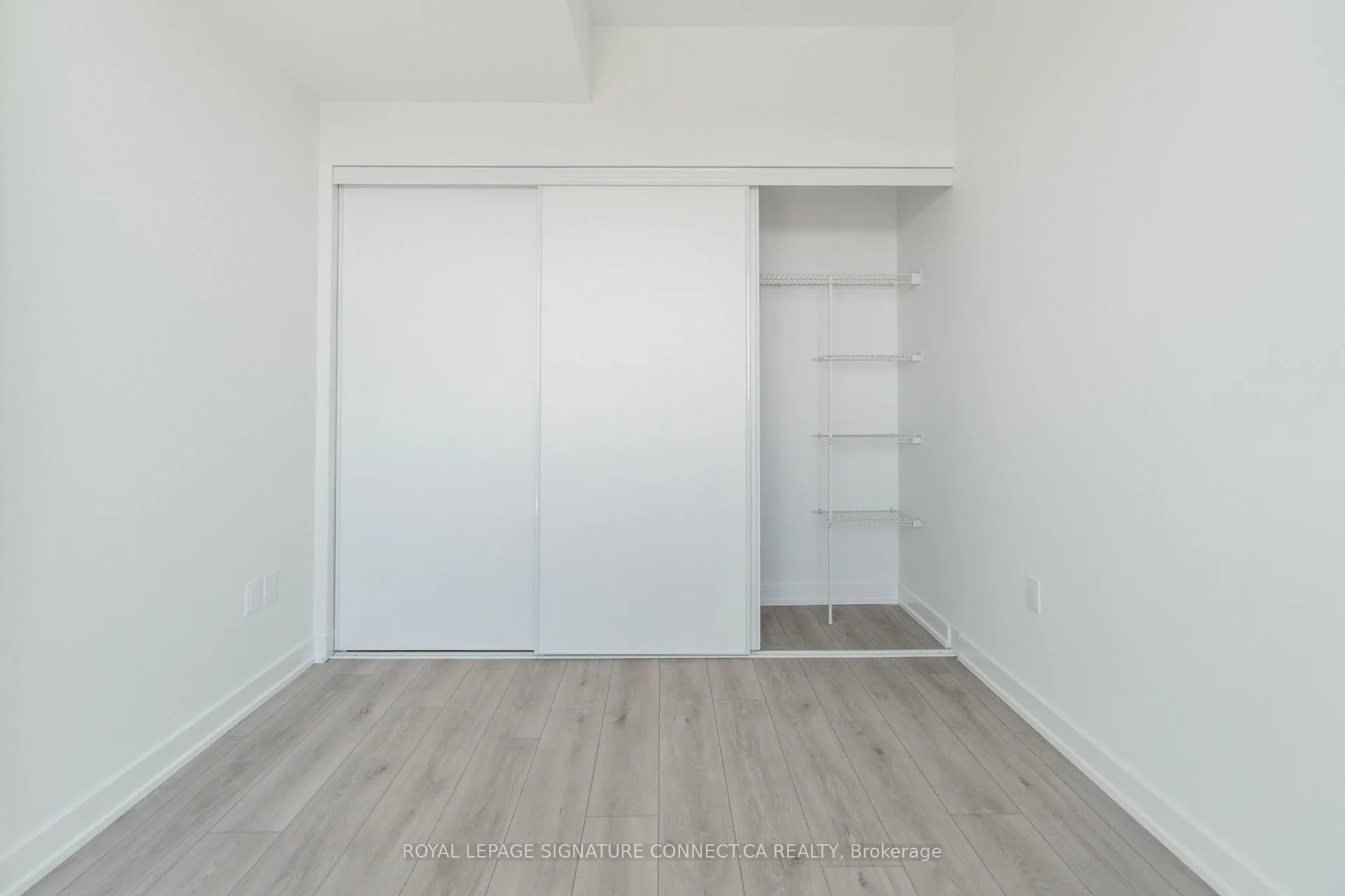 Photo 15 of Unit 402, 1 Fairview Road E, Mississauga, Mississauga Valleys — HOMEH