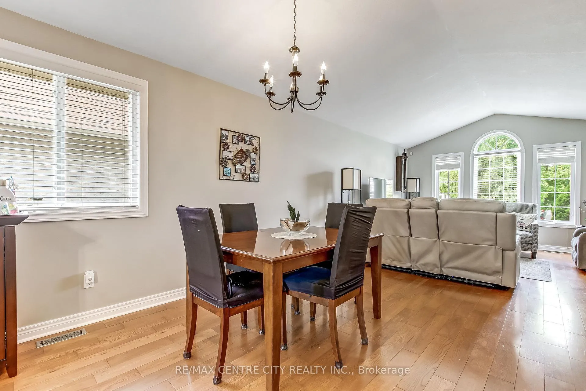 Photo 5 of 26 Oriole Lane, St. Thomas — HOMEH