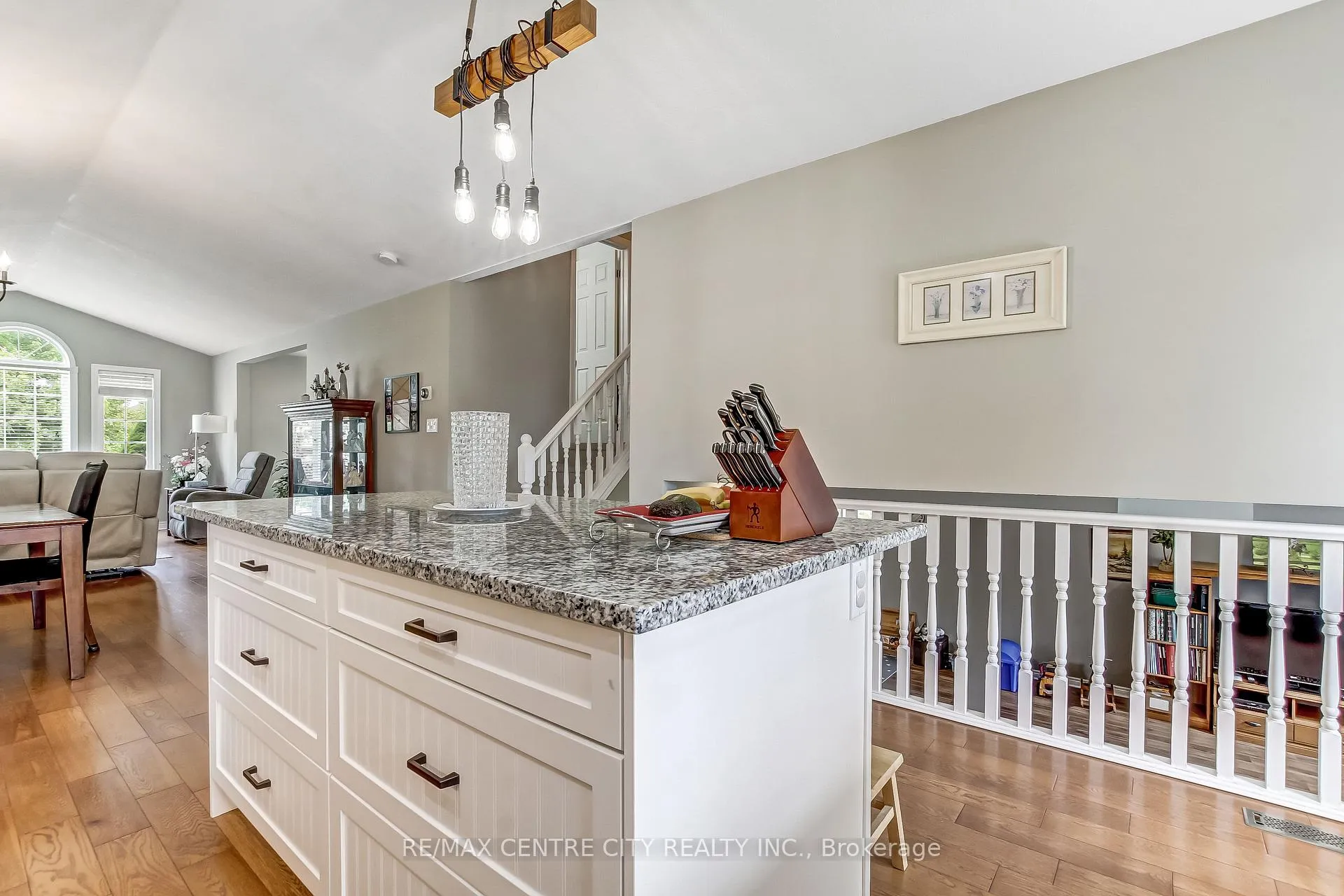 Photo 10 of 26 Oriole Lane, St. Thomas — HOMEH