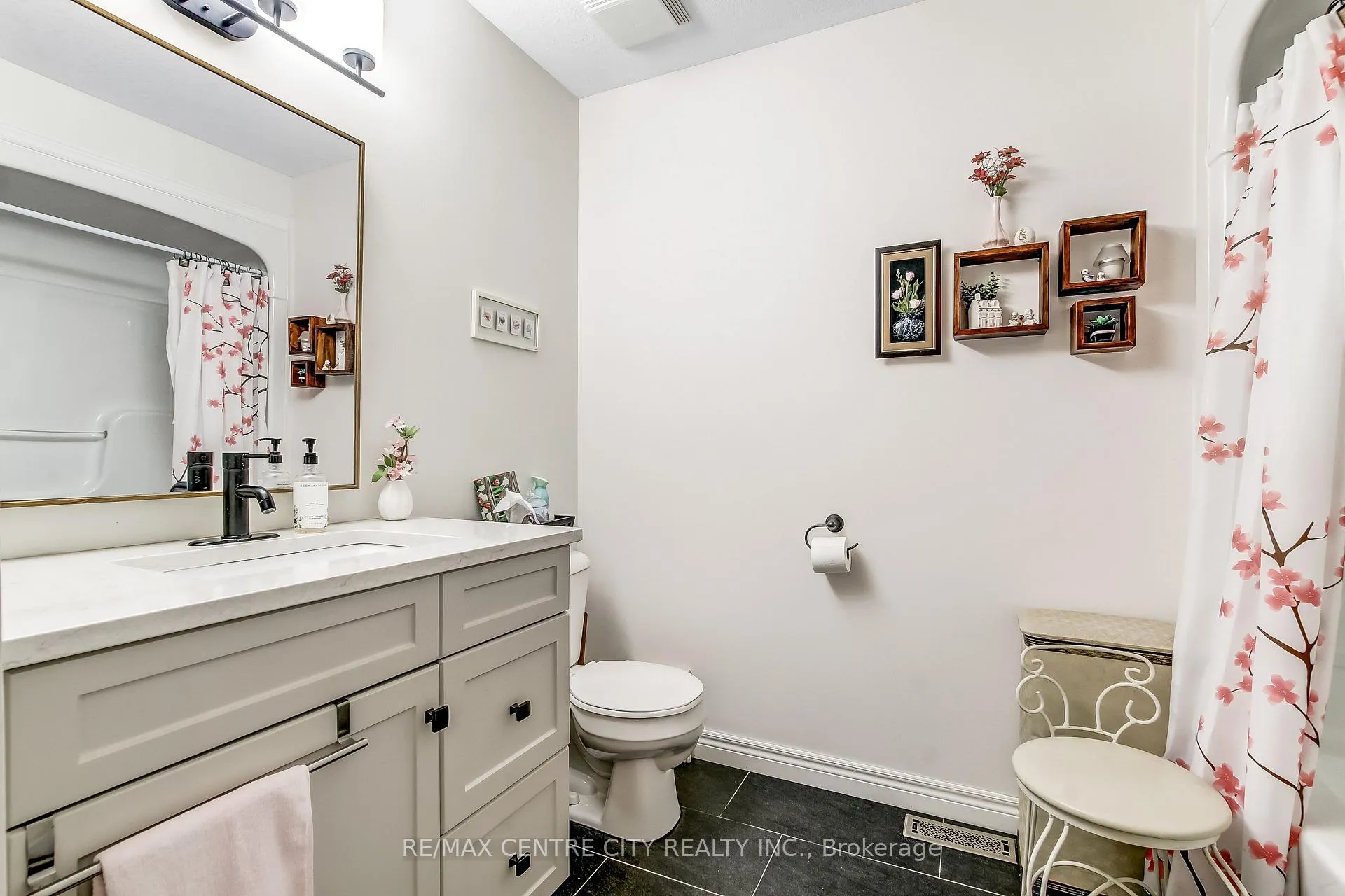 Photo 11 of 26 Oriole Lane, St. Thomas — HOMEH