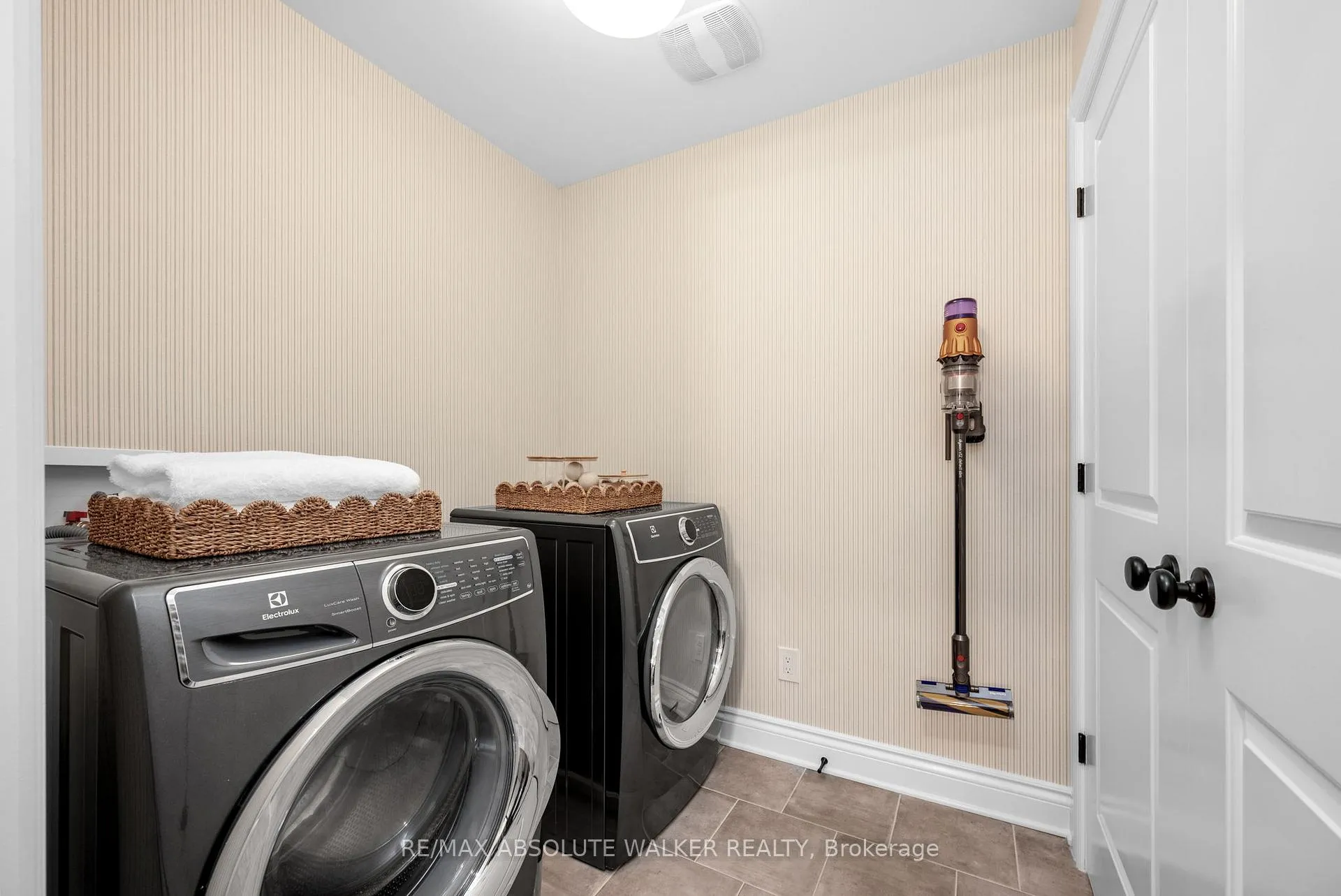 Photo 45 of 902 Percival Crescent, Ottawa, Mahogany Community — HOMEH