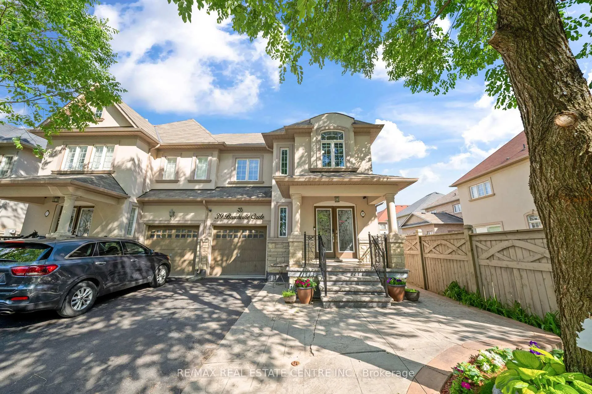 Photo 2 of 39 Beachville Circle, Brampton, Credit Valley — HOMEH