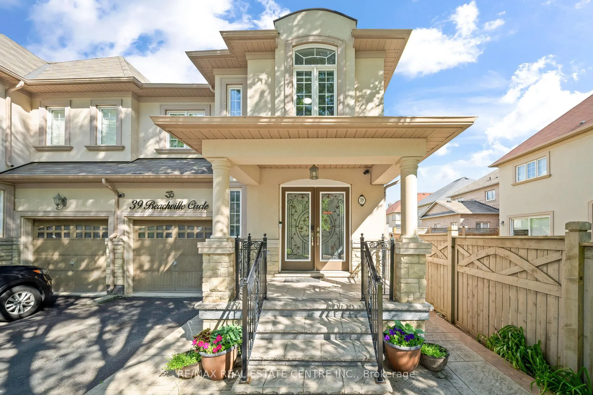 Photo 3 of 39 Beachville Circle, Brampton, Credit Valley — HOMEH