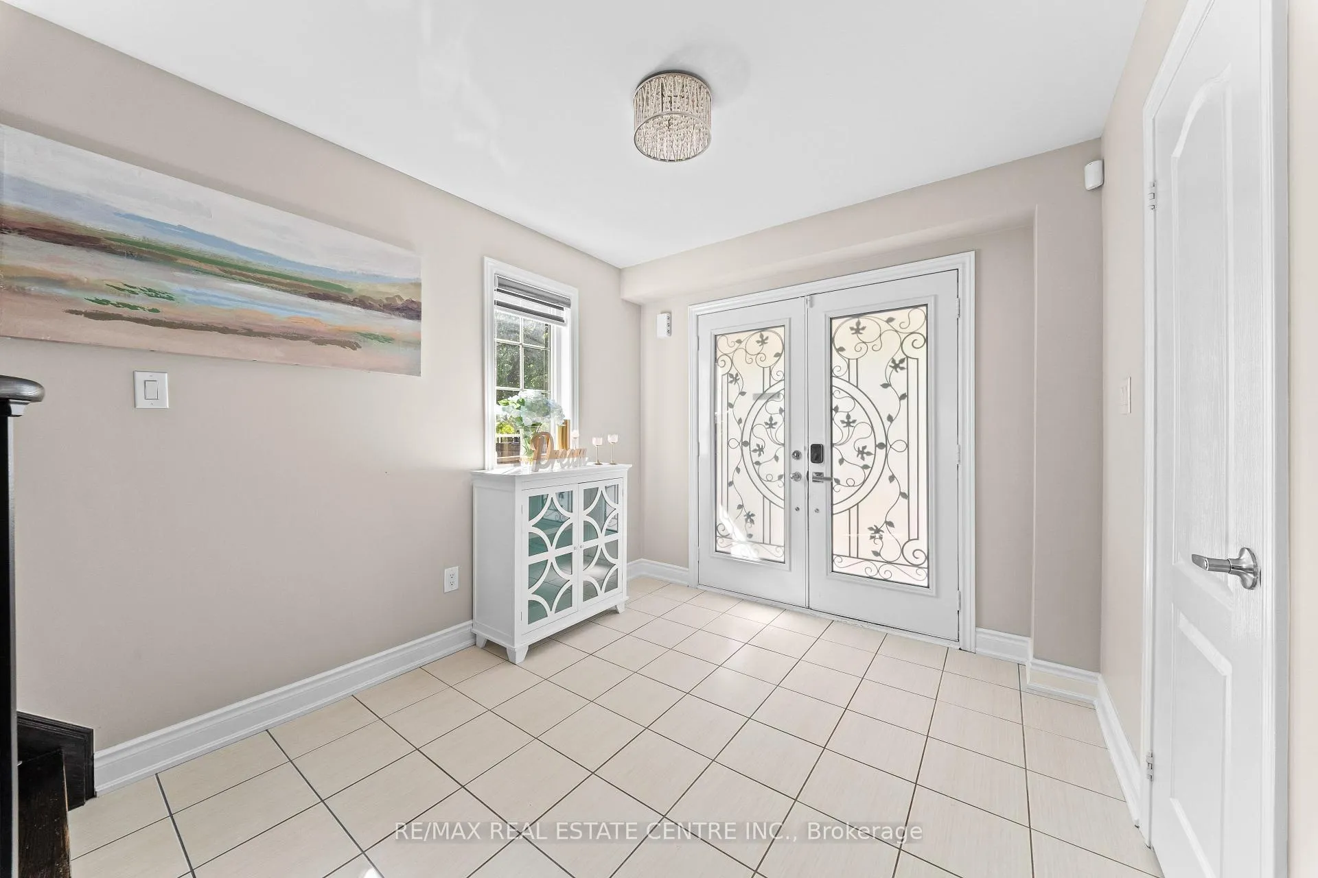 Photo 4 of 39 Beachville Circle, Brampton, Credit Valley — HOMEH