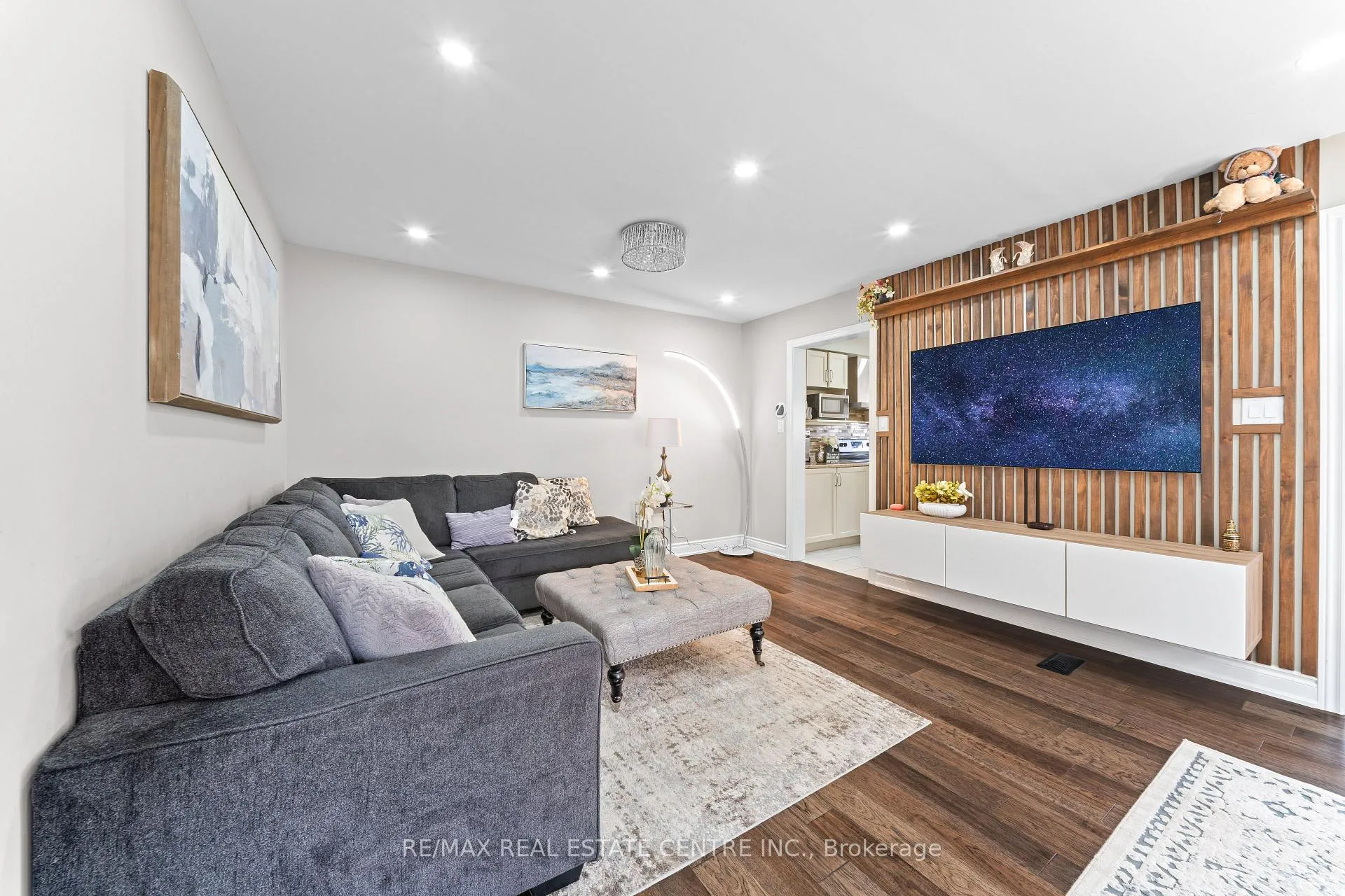 Photo 9 of 39 Beachville Circle, Brampton, Credit Valley — HOMEH