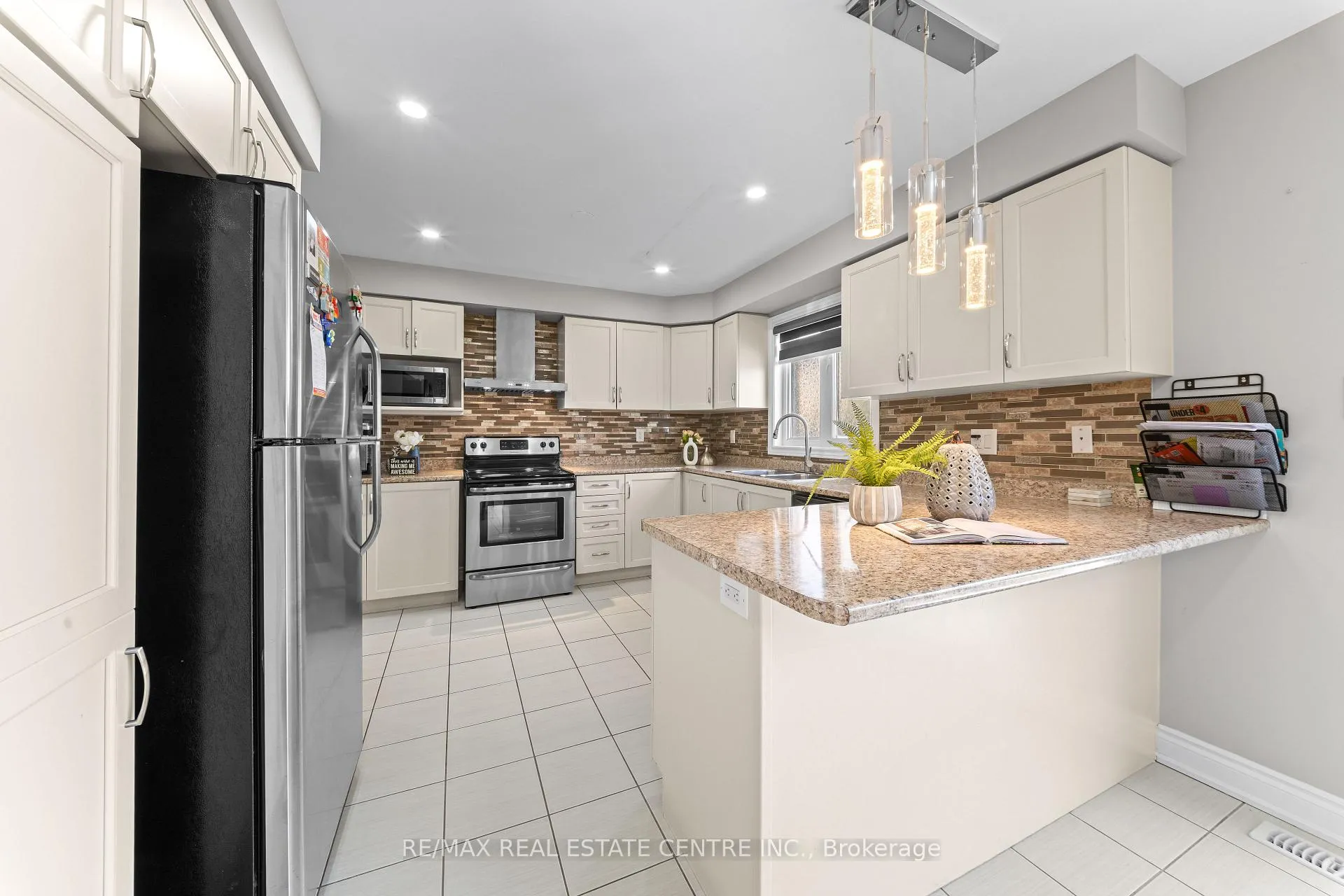 Photo 11 of 39 Beachville Circle, Brampton, Credit Valley — HOMEH