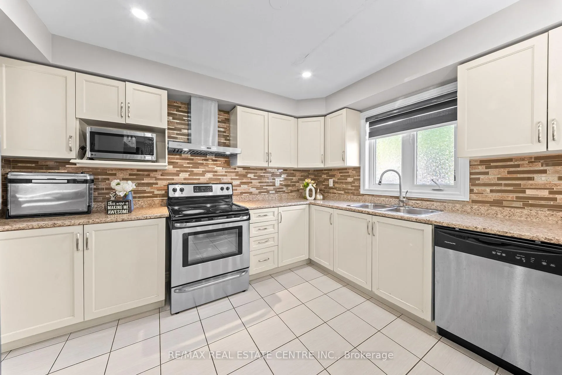 Photo 12 of 39 Beachville Circle, Brampton, Credit Valley — HOMEH