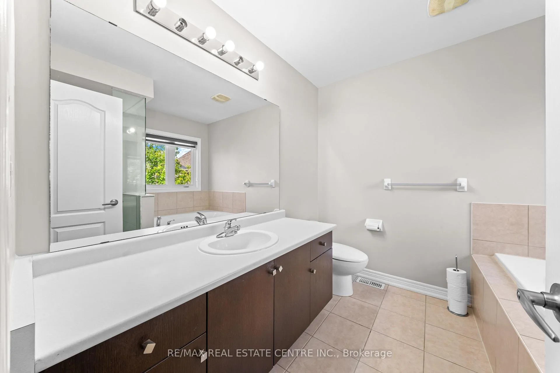 Photo 19 of 39 Beachville Circle, Brampton, Credit Valley — HOMEH