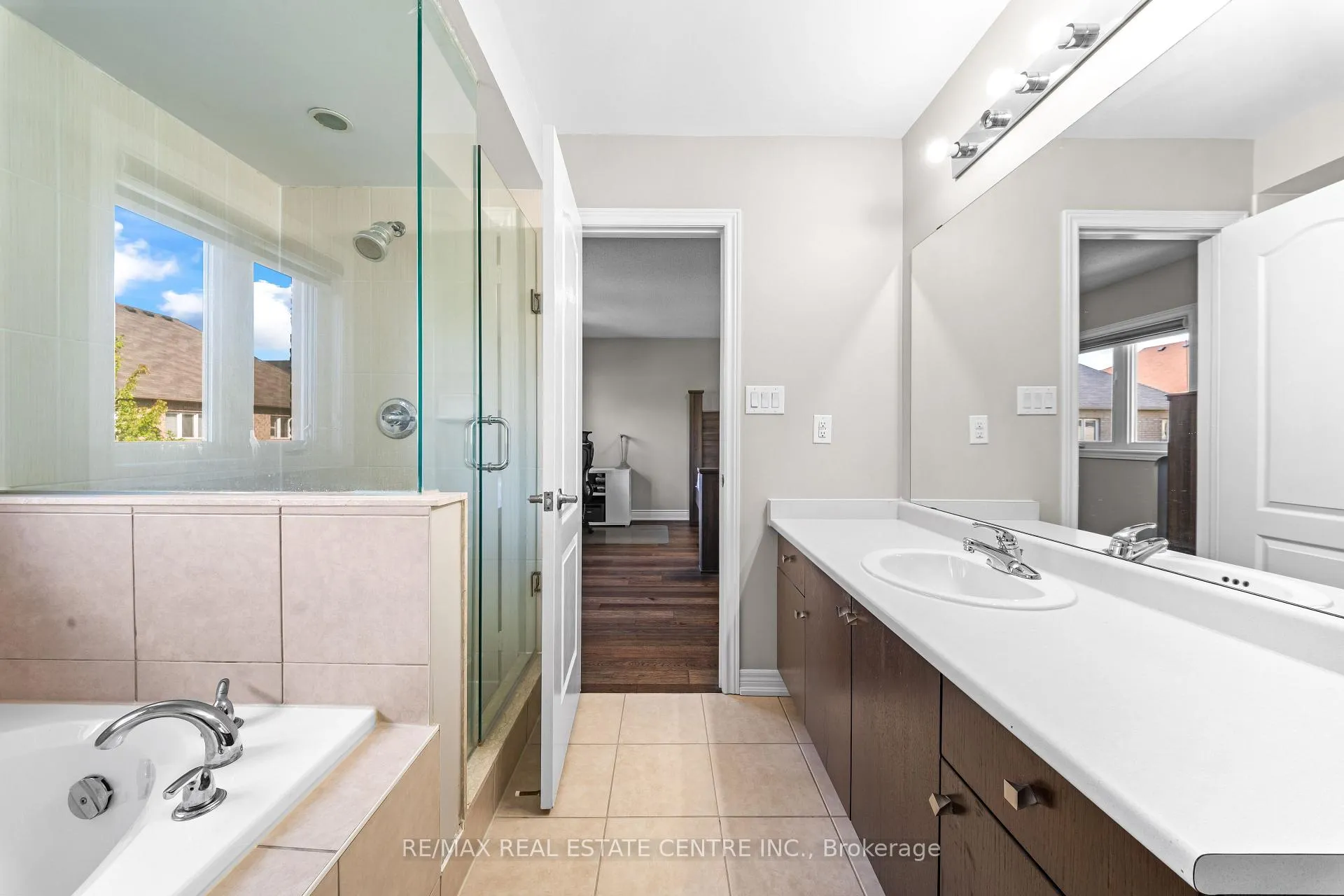 Photo 20 of 39 Beachville Circle, Brampton, Credit Valley — HOMEH