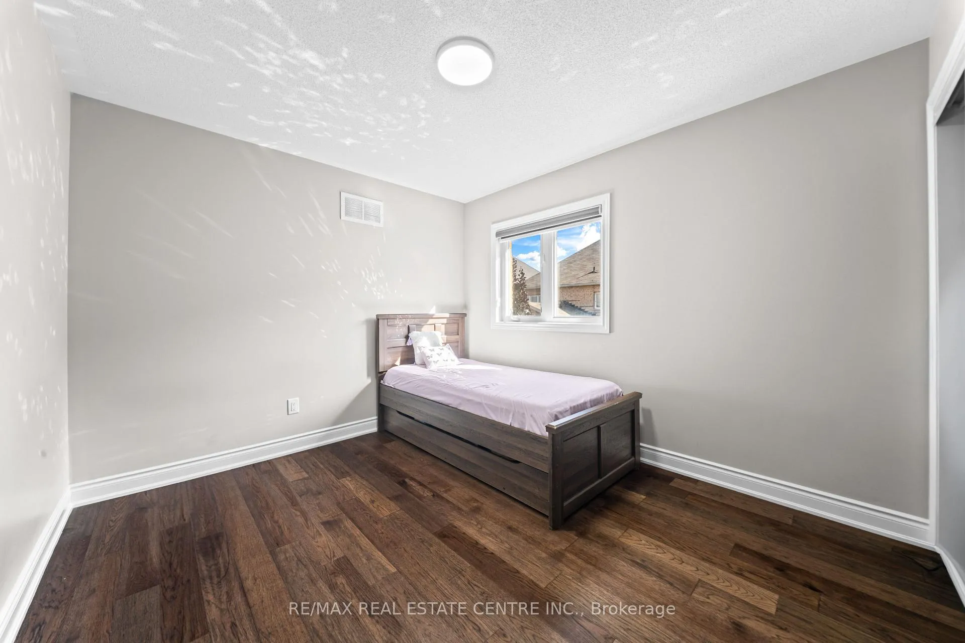 Photo 21 of 39 Beachville Circle, Brampton, Credit Valley — HOMEH