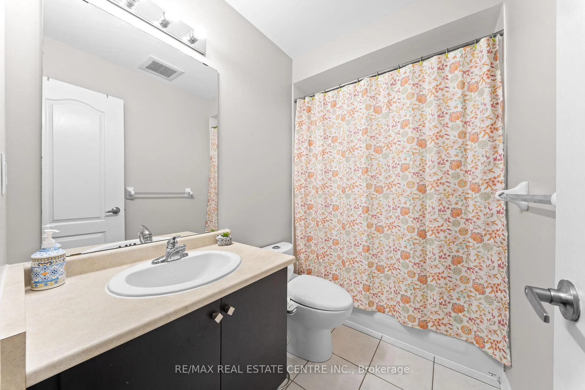 Photo 22 of 39 Beachville Circle, Brampton, Credit Valley — HOMEH