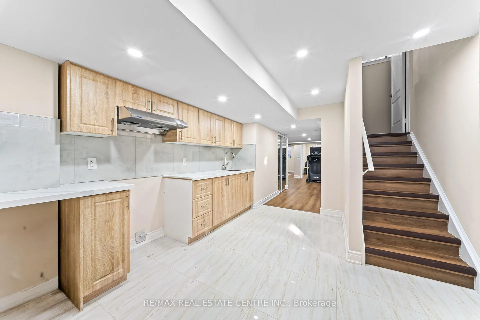 Photo 25 of 39 Beachville Circle, Brampton, Credit Valley — HOMEH