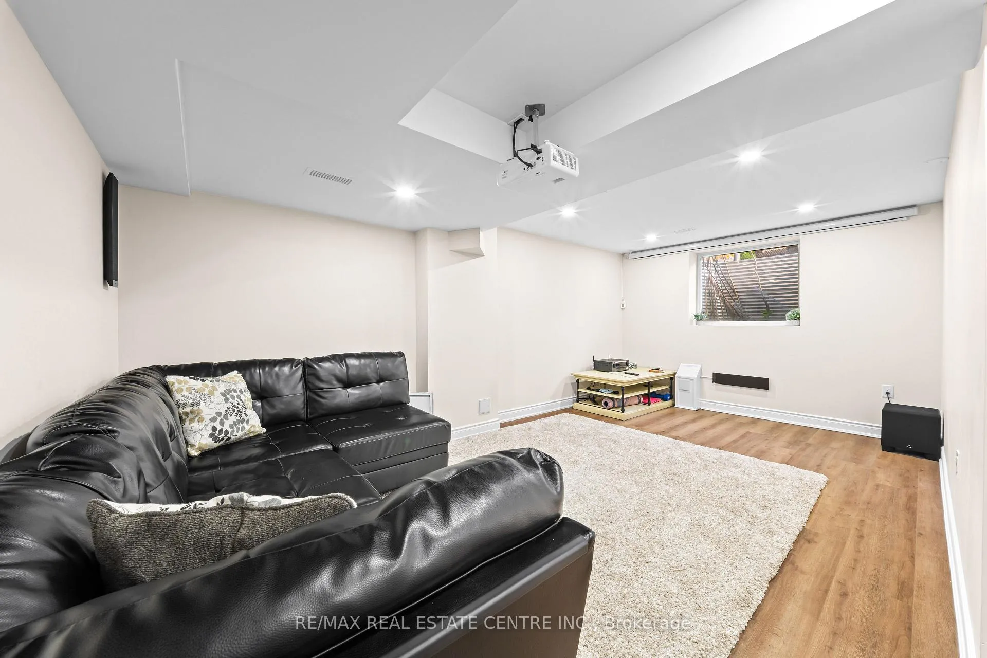 Photo 27 of 39 Beachville Circle, Brampton, Credit Valley — HOMEH