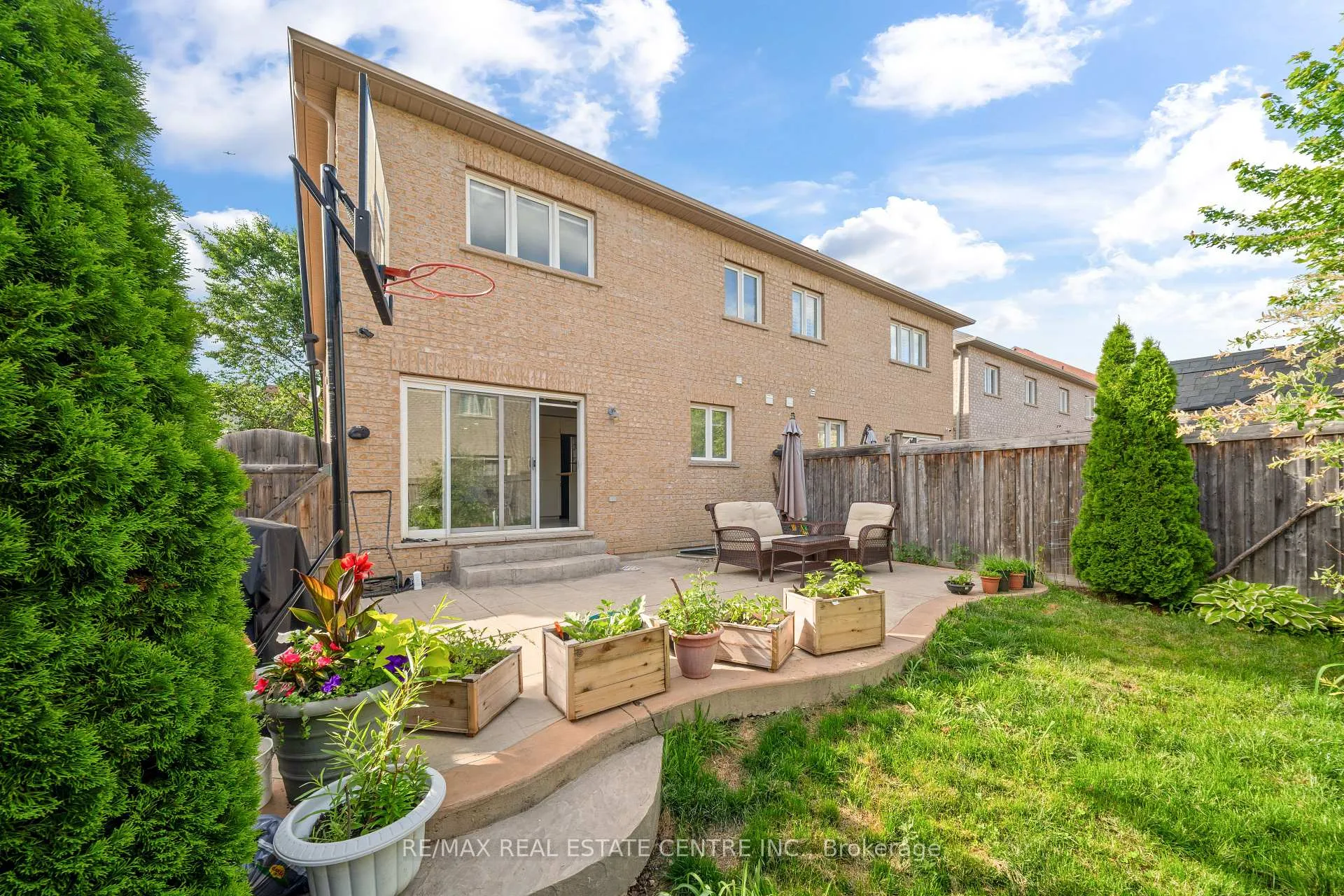 Photo 31 of 39 Beachville Circle, Brampton, Credit Valley — HOMEH