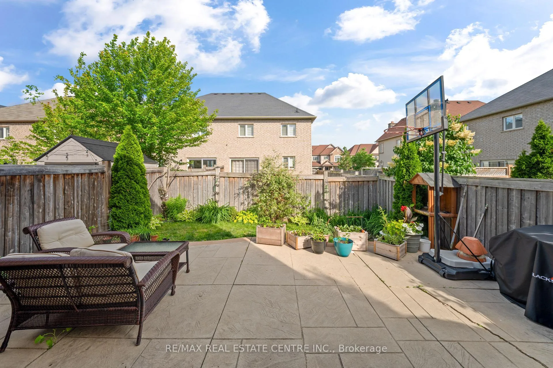 Photo 32 of 39 Beachville Circle, Brampton, Credit Valley — HOMEH