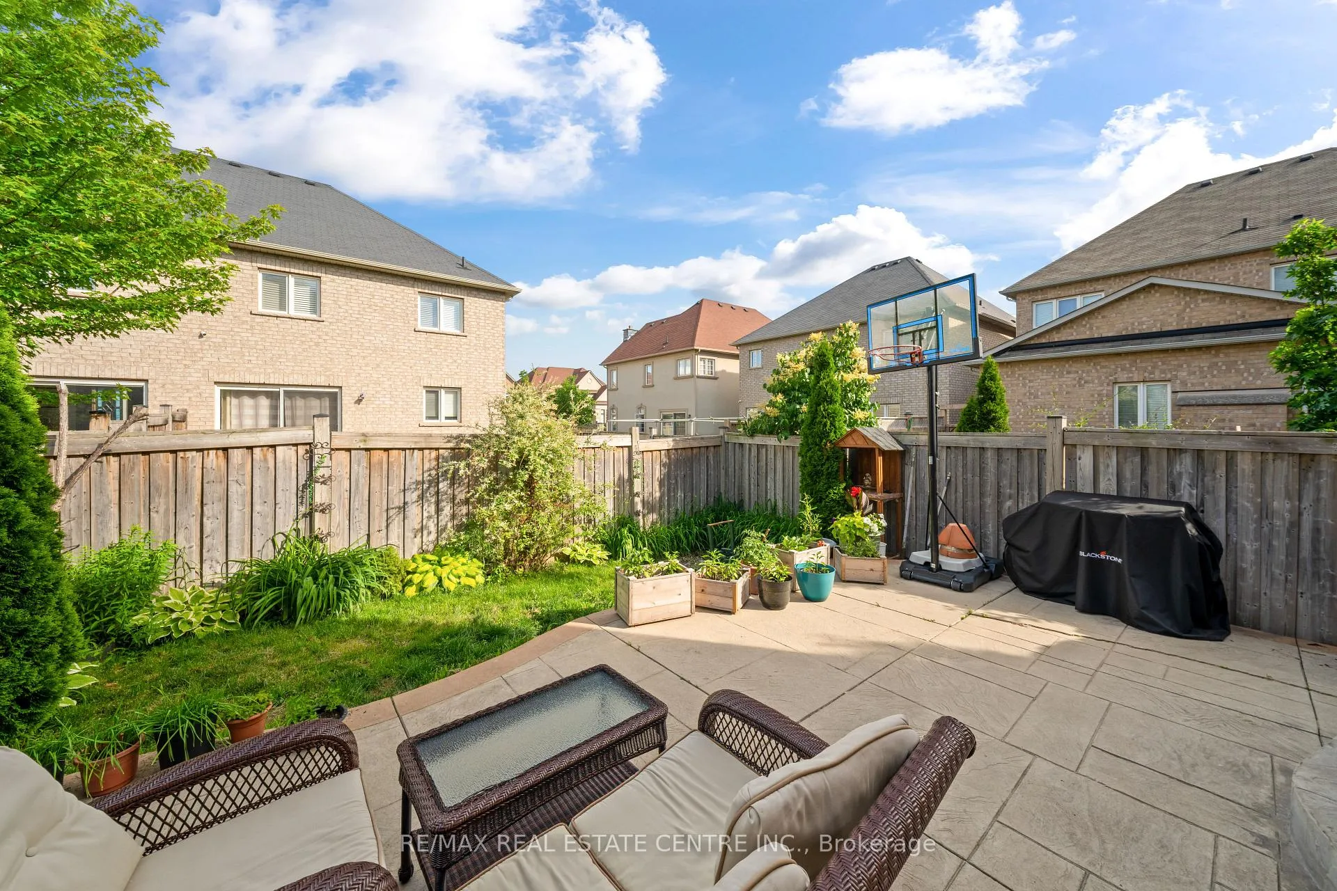 Photo 33 of 39 Beachville Circle, Brampton, Credit Valley — HOMEH