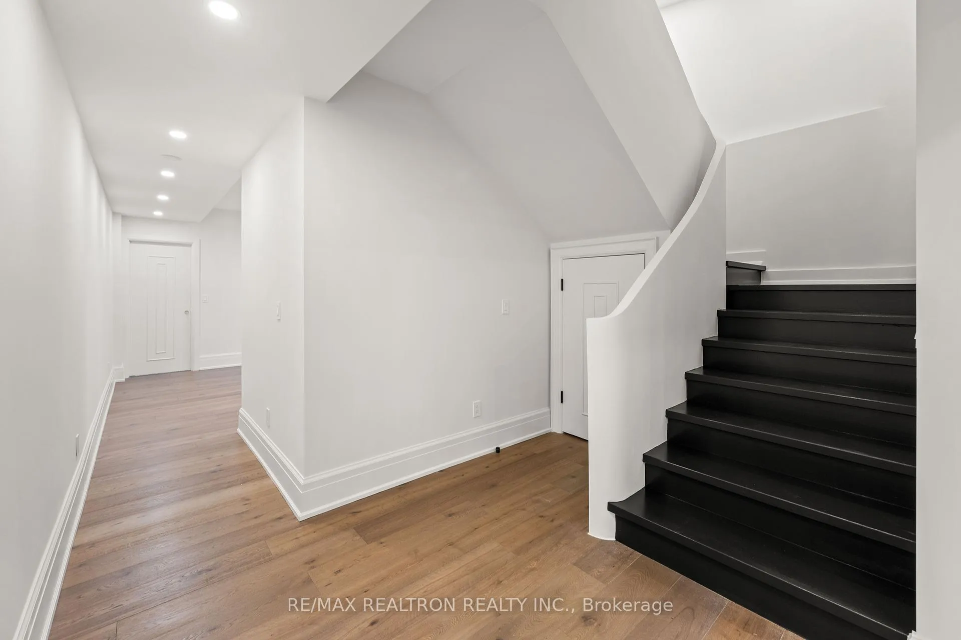 Photo 27 of 38 Ridgevale Drive, Toronto, Englemount-Lawrence — HOMEH