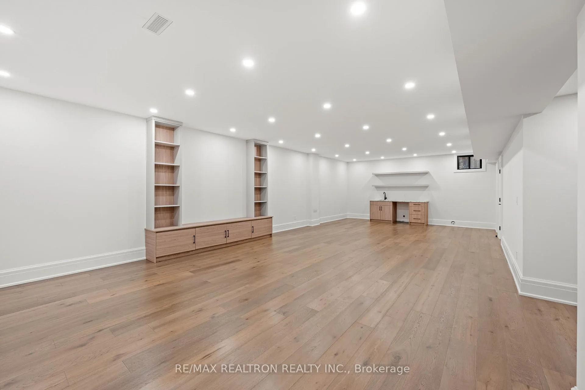 Photo 28 of 38 Ridgevale Drive, Toronto, Englemount-Lawrence — HOMEH