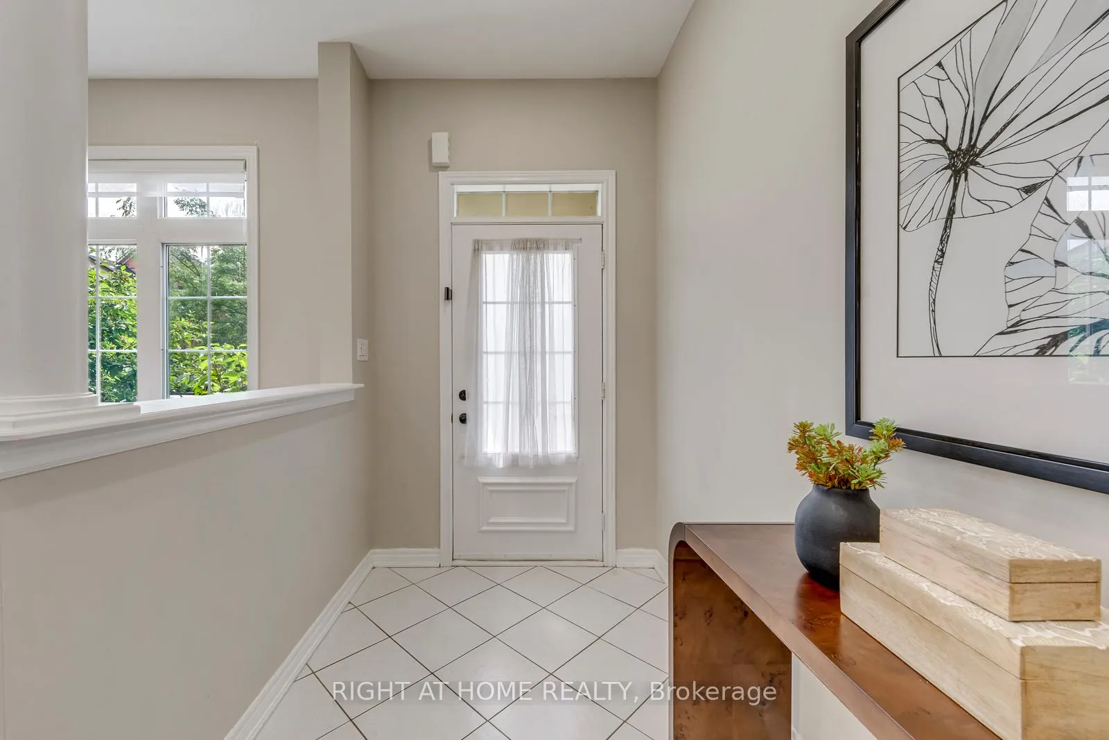 Photo 2 of 135 Holmes Crescent, Milton, Scott — HOMEH