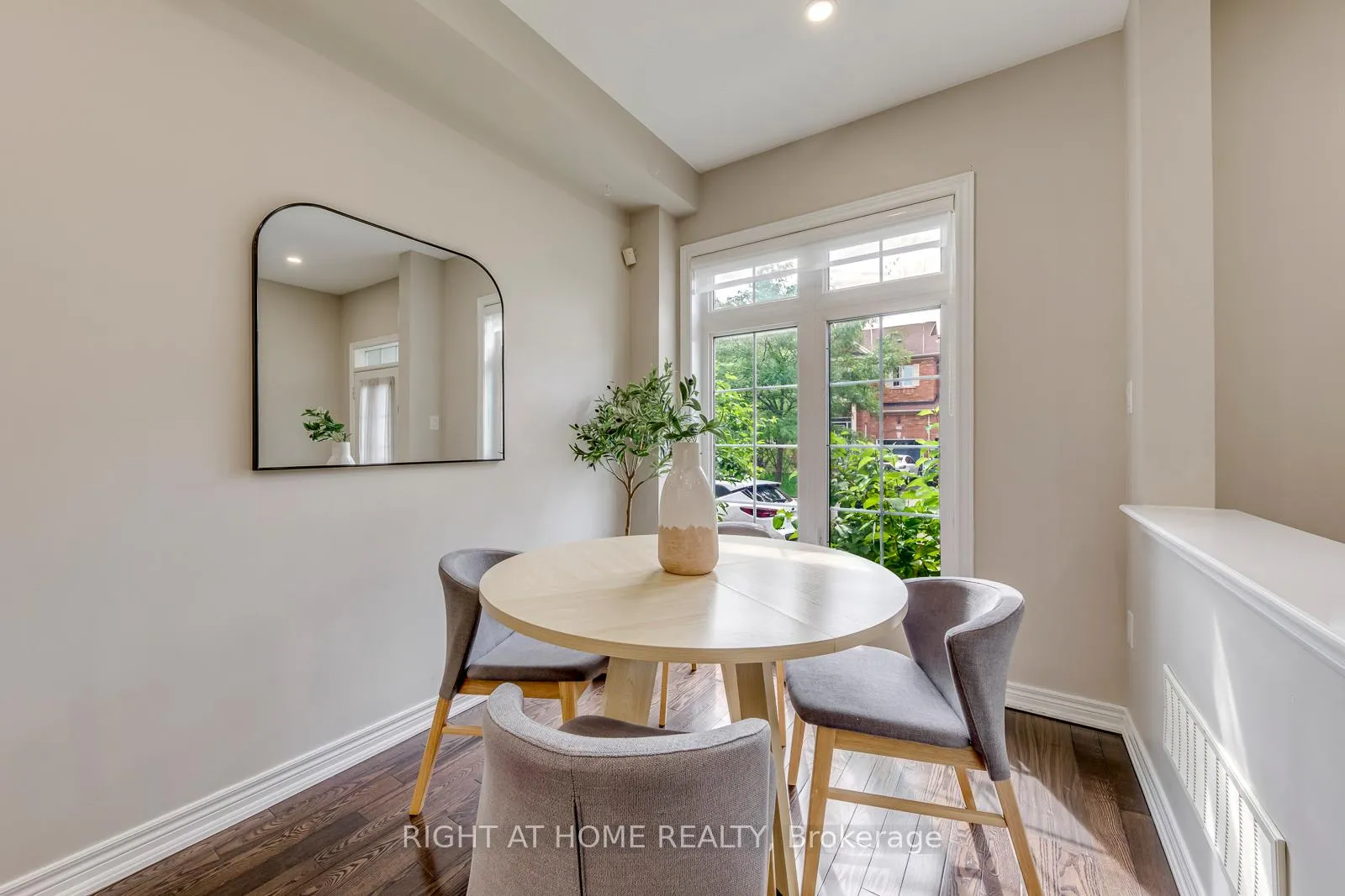 Photo 4 of 135 Holmes Crescent, Milton, Scott — HOMEH