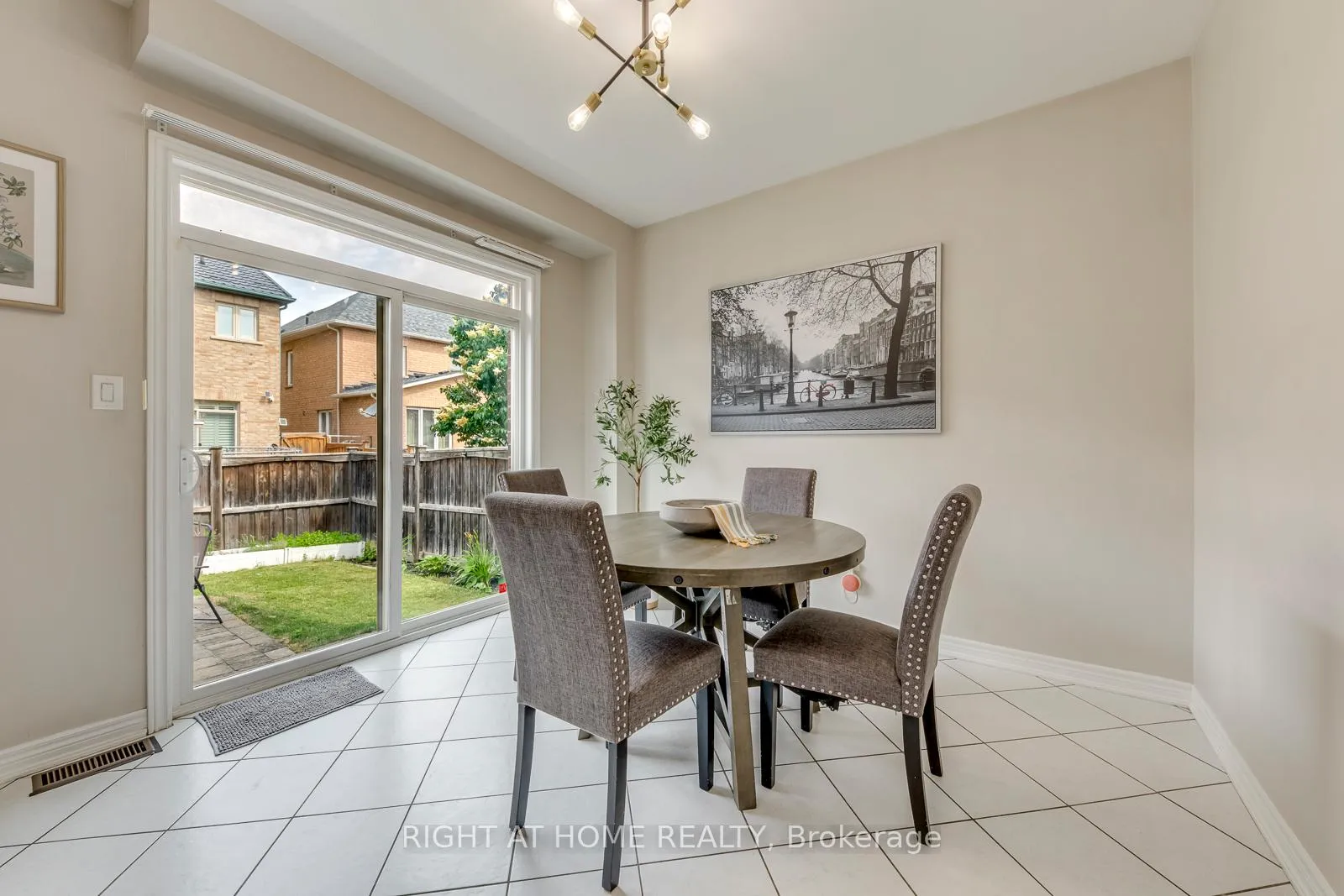 Photo 12 of 135 Holmes Crescent, Milton, Scott — HOMEH
