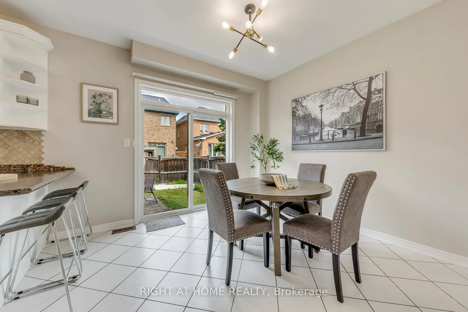 Photo 13 of 135 Holmes Crescent, Milton, Scott — HOMEH