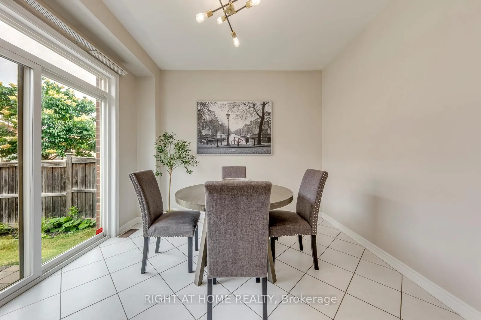 Photo 14 of 135 Holmes Crescent, Milton, Scott — HOMEH
