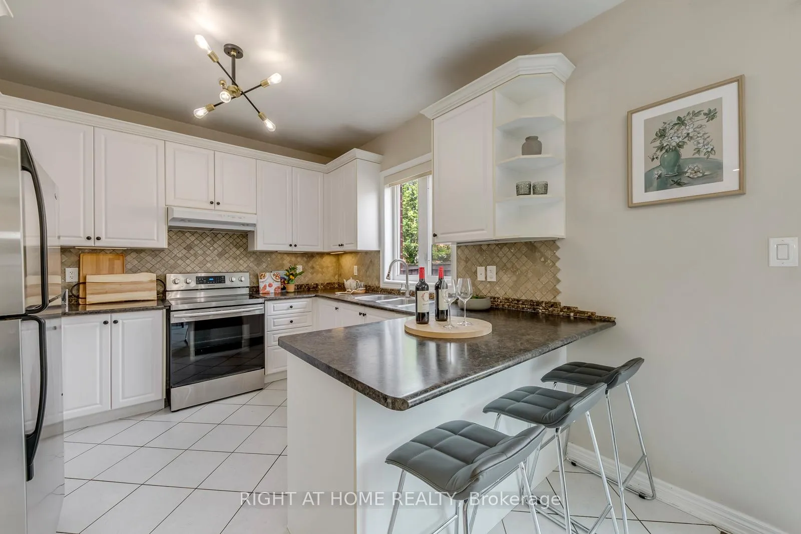 Photo 15 of 135 Holmes Crescent, Milton, Scott — HOMEH