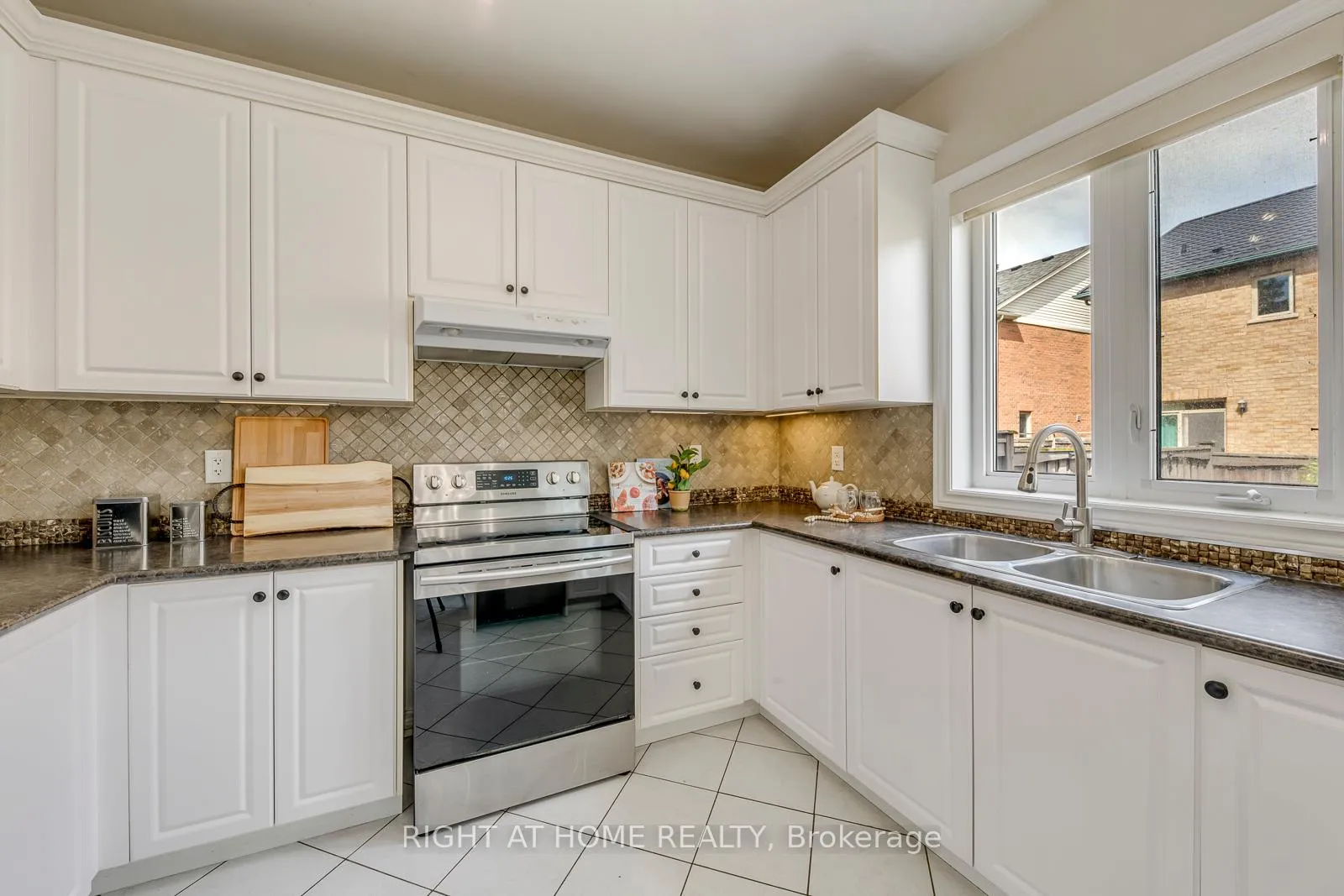 Photo 16 of 135 Holmes Crescent, Milton, Scott — HOMEH