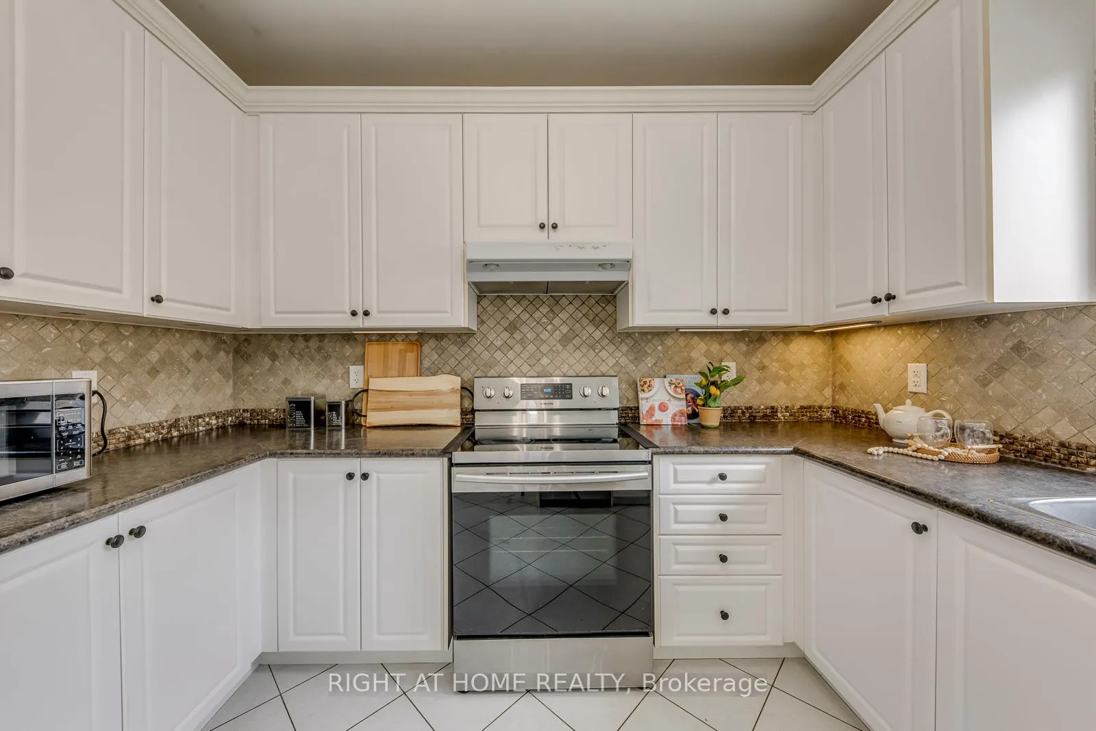 Photo 19 of 135 Holmes Crescent, Milton, Scott — HOMEH