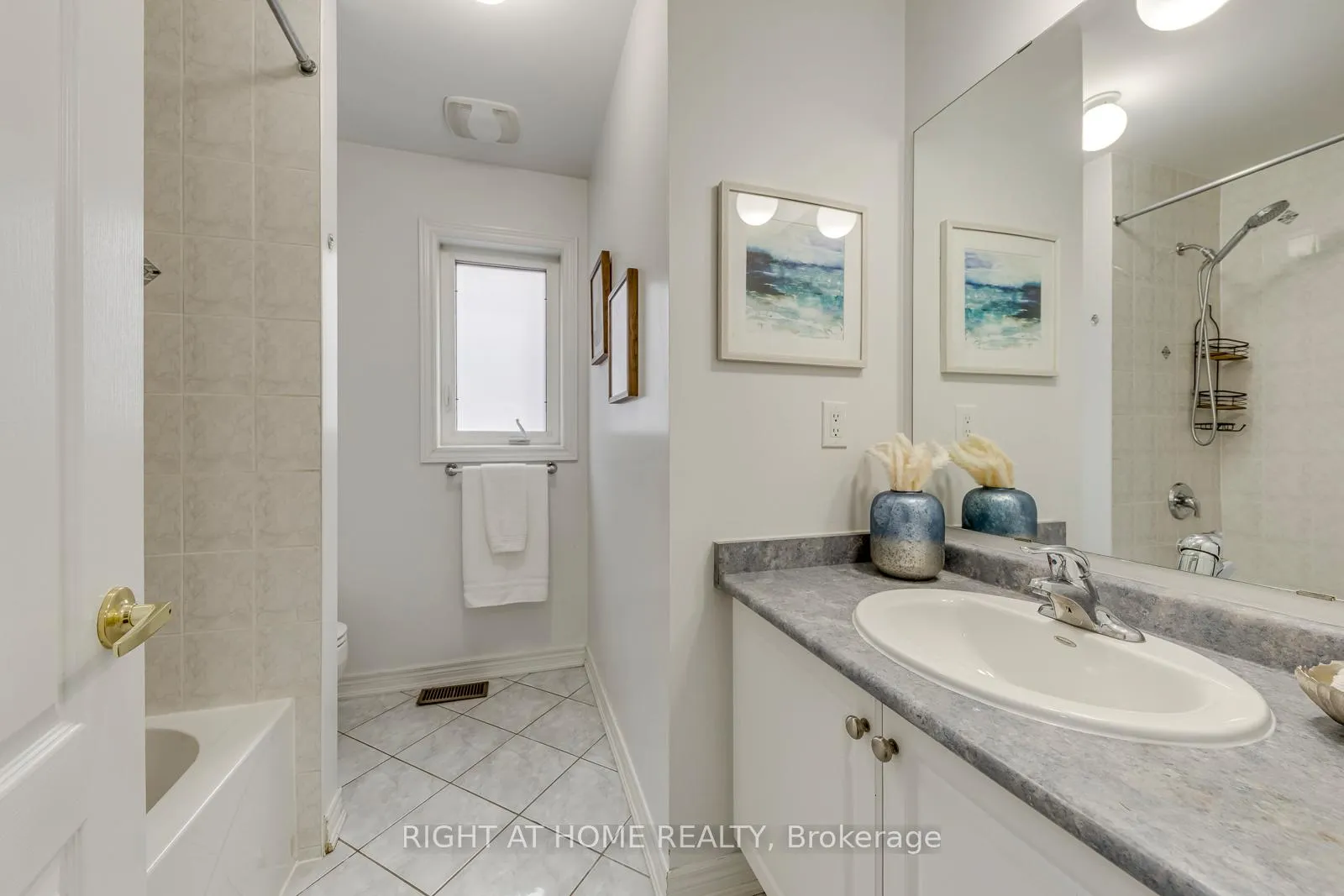 Photo 32 of 135 Holmes Crescent, Milton, Scott — HOMEH