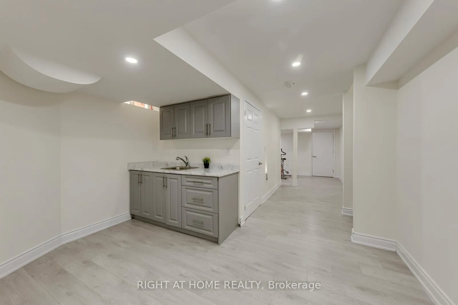 Photo 36 of 135 Holmes Crescent, Milton, Scott — HOMEH