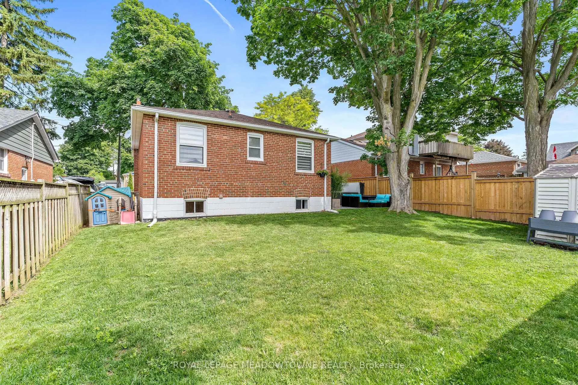 Photo 36 of 35 Henry Street, Halton Hills, Georgetown — HOMEH