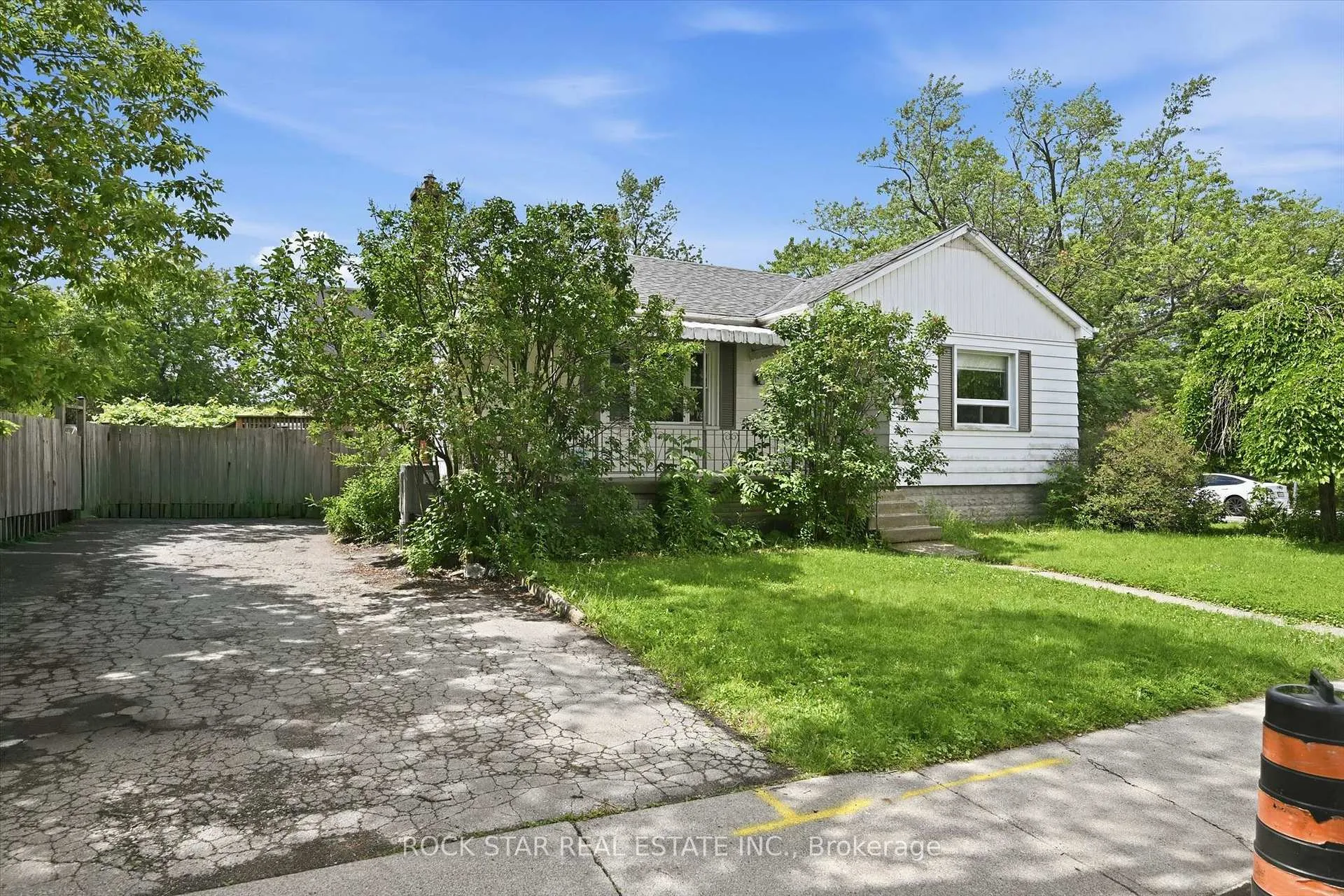 Photo 2 of 275 West 2nd Street, Hamilton, Bonnington — HOMEH
