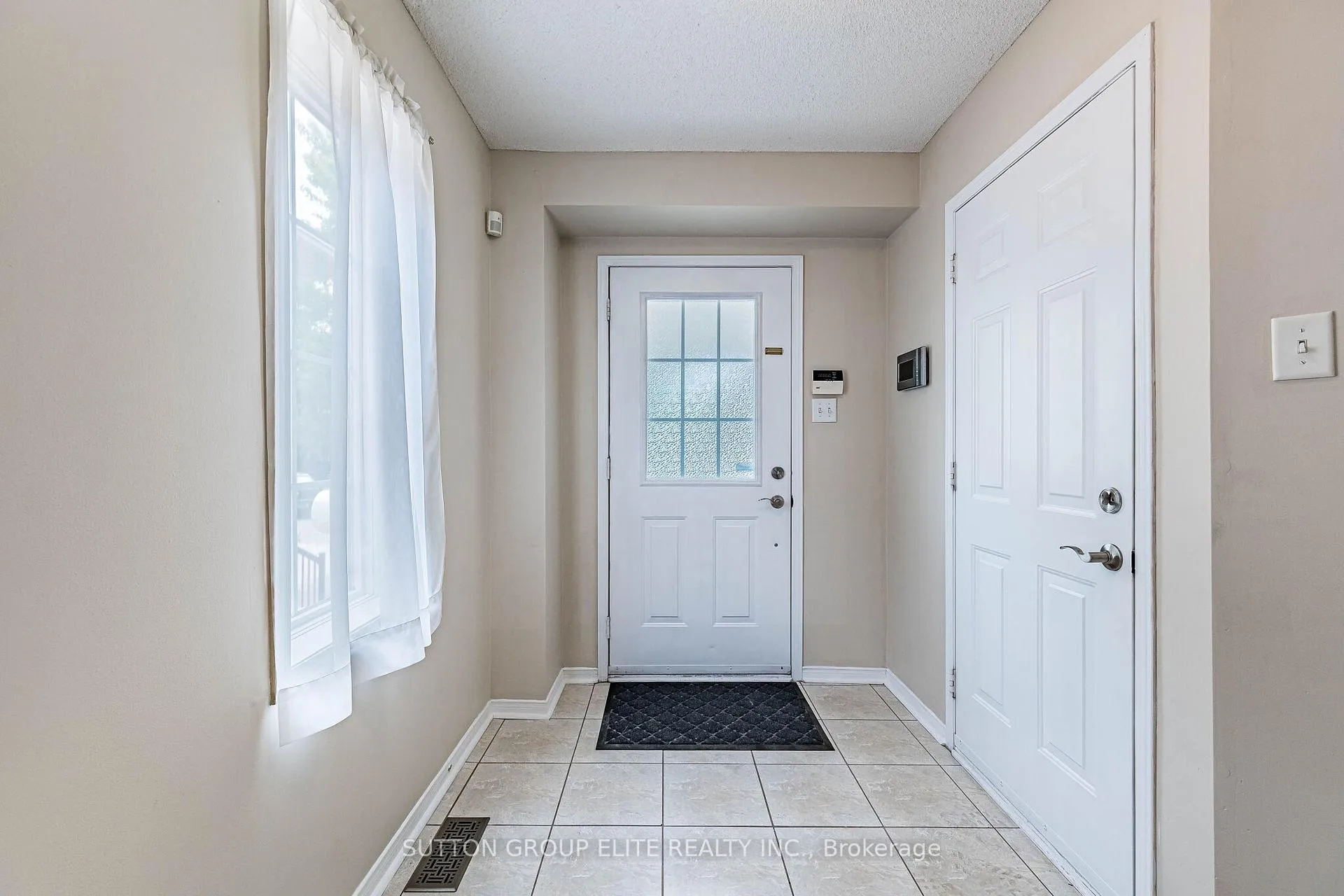 Photo 5 of 69 Legend Lane, Brampton, Fletcher's Creek Village — HOMEH