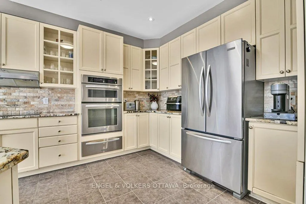 Photo 12 of 49 Grenwich Circle, Ottawa, Central Park — HOMEH