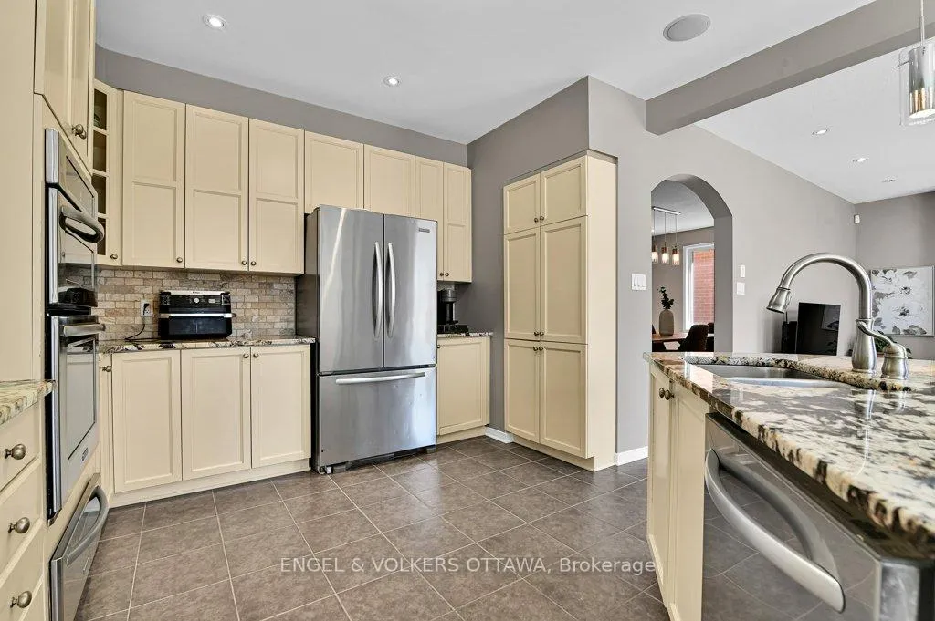 Photo 14 of 49 Grenwich Circle, Ottawa, Central Park — HOMEH
