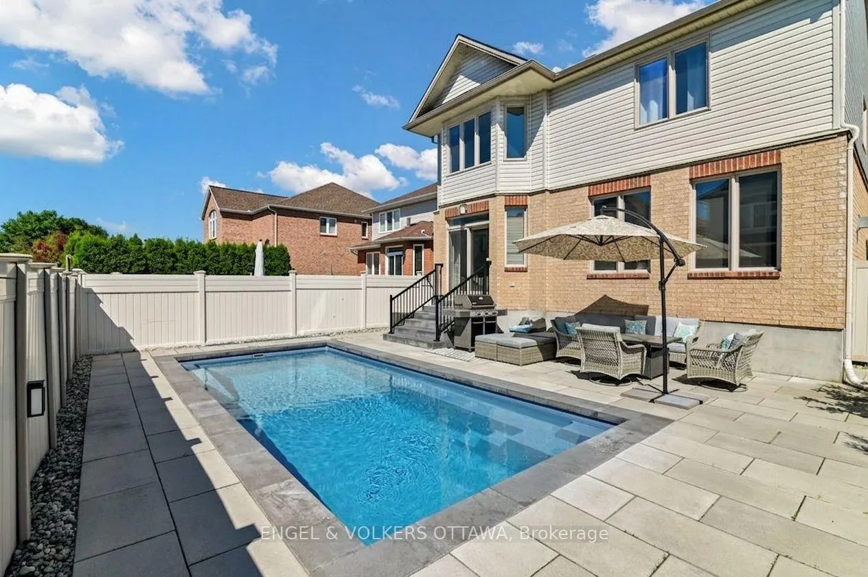 Photo 3 of 49 Grenwich Circle, Ottawa, Central Park — HOMEH