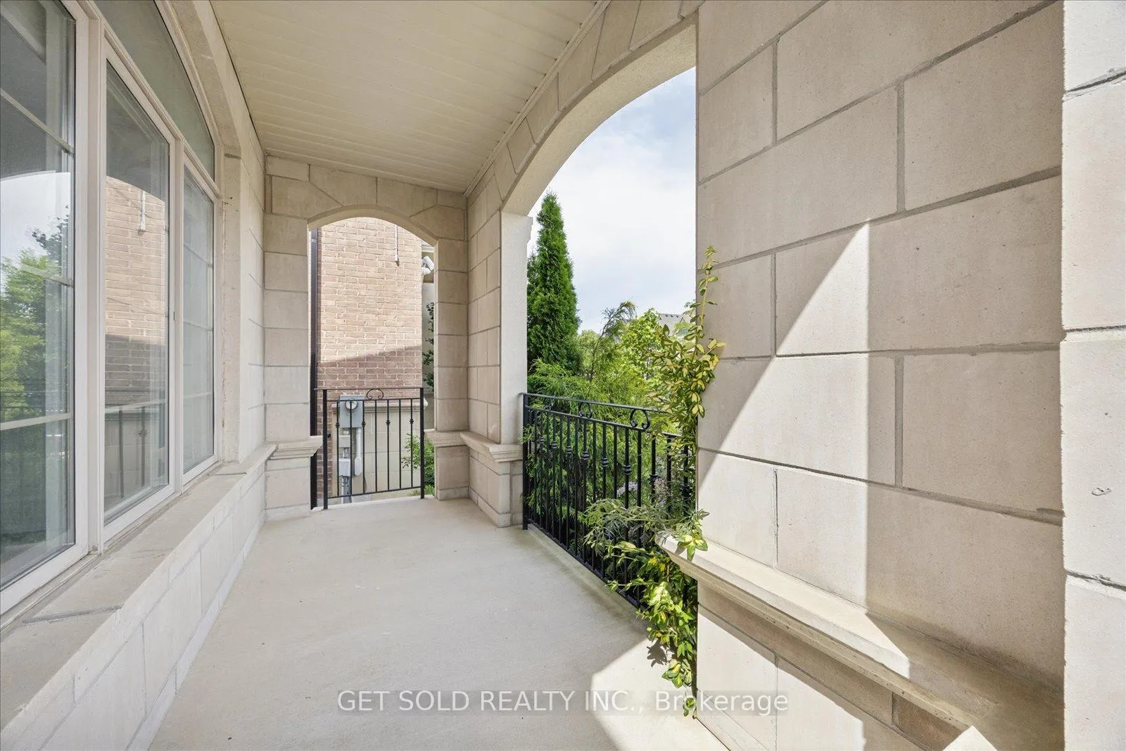 Photo 3 of 392 Woodgate Pines Drive, Vaughan, Kleinburg — HOMEH