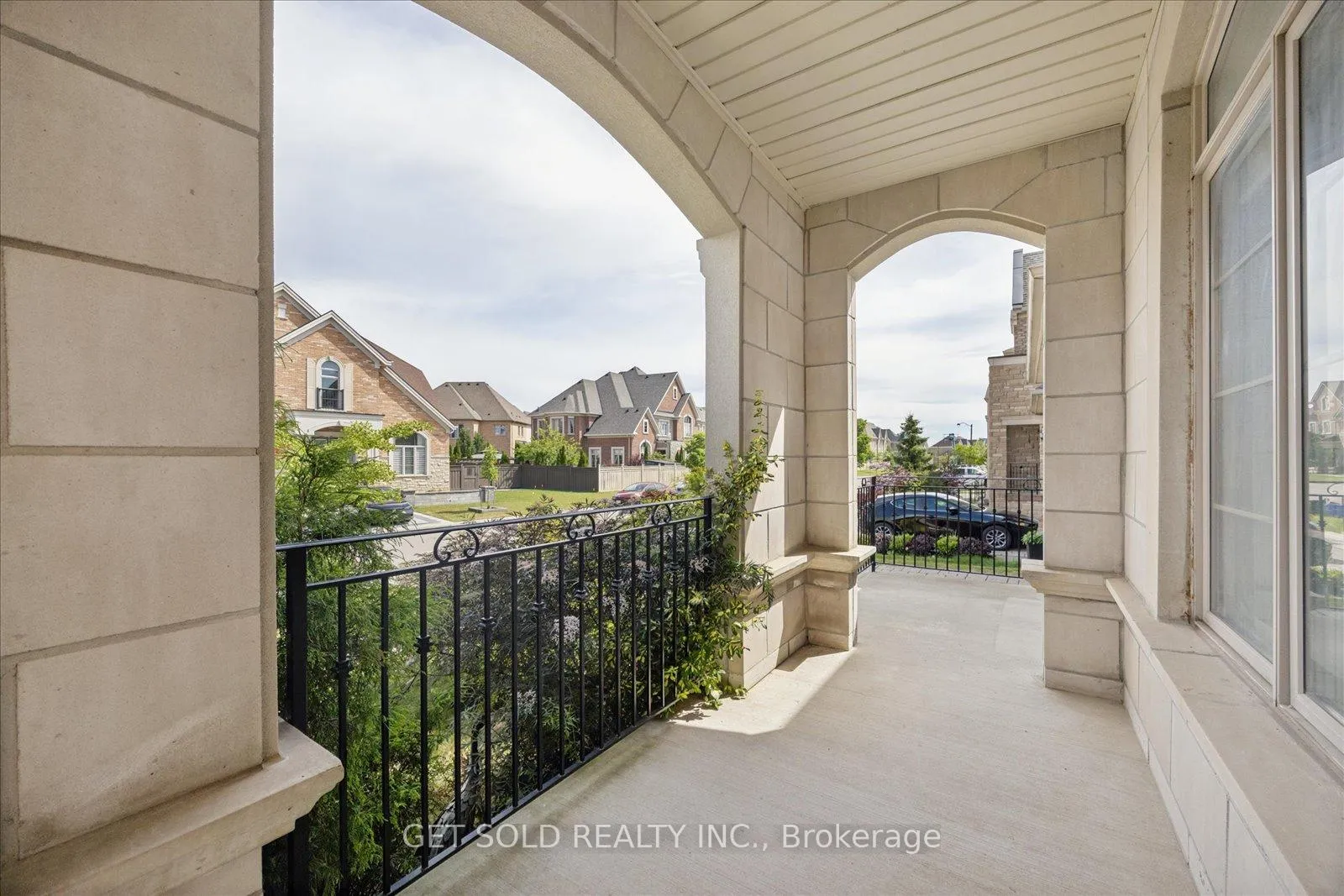 Photo 4 of 392 Woodgate Pines Drive, Vaughan, Kleinburg — HOMEH