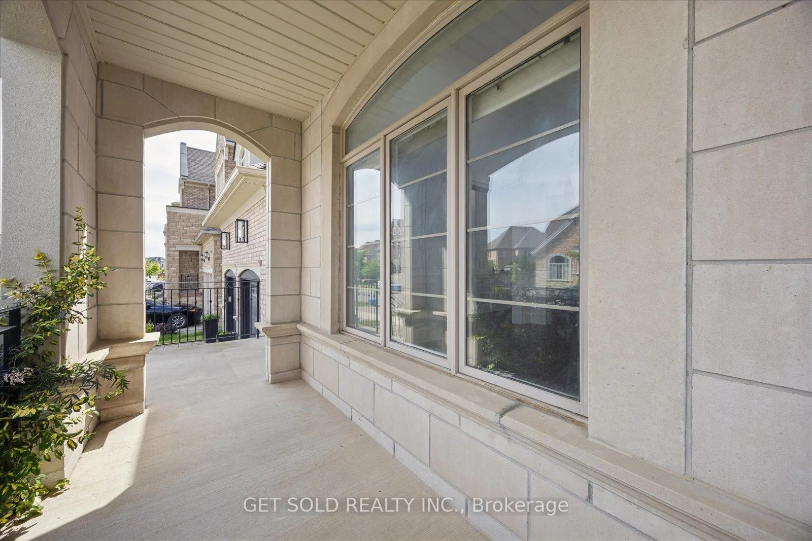 Photo 5 of 392 Woodgate Pines Drive, Vaughan, Kleinburg — HOMEH