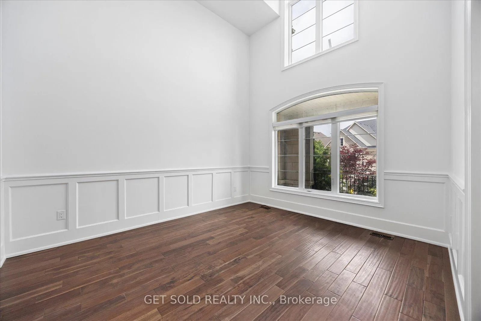 Photo 8 of 392 Woodgate Pines Drive, Vaughan, Kleinburg — HOMEH