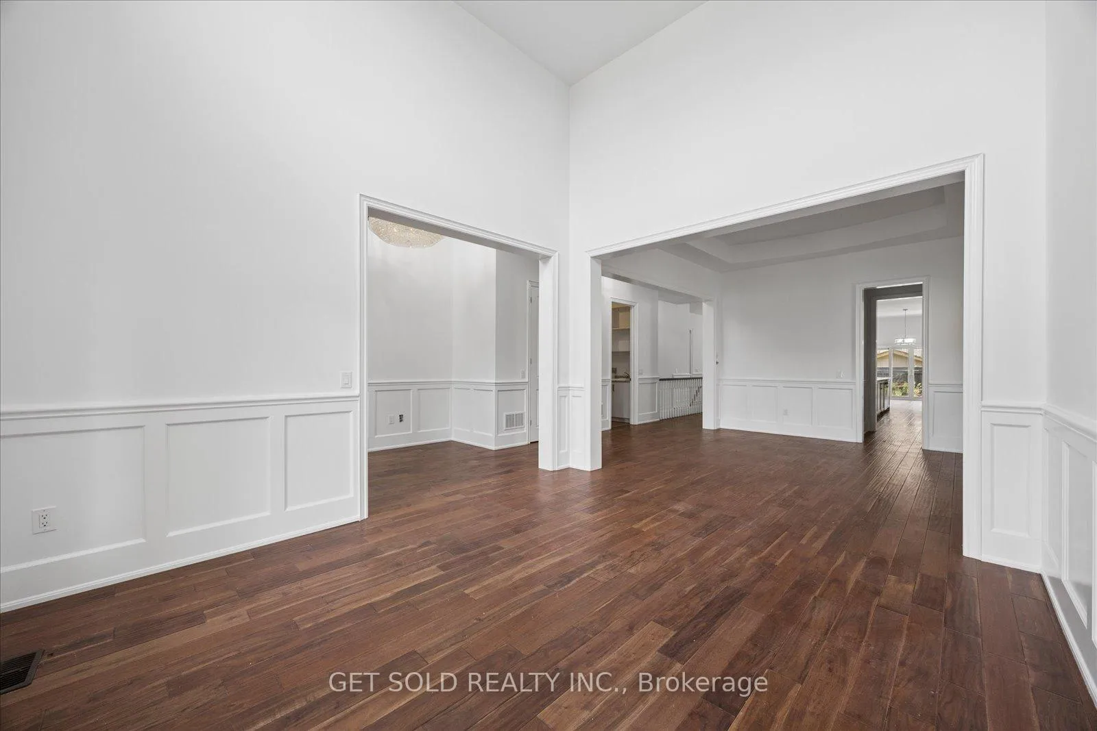 Photo 10 of 392 Woodgate Pines Drive, Vaughan, Kleinburg — HOMEH