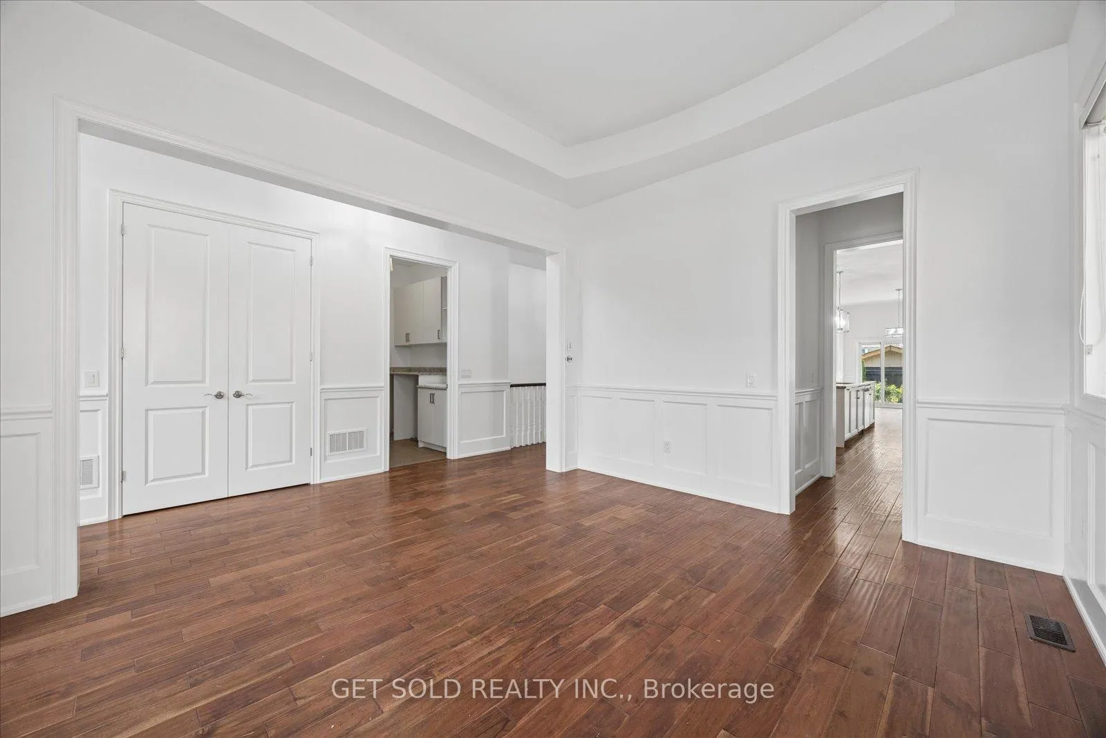 Photo 11 of 392 Woodgate Pines Drive, Vaughan, Kleinburg — HOMEH
