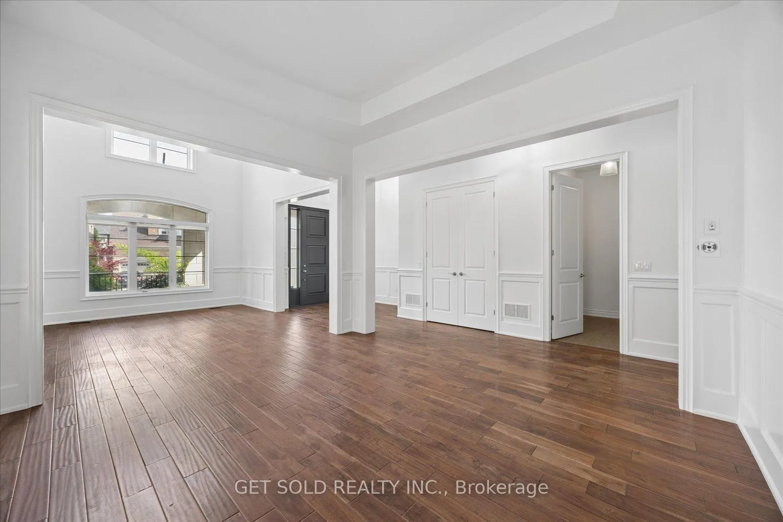 Photo 12 of 392 Woodgate Pines Drive, Vaughan, Kleinburg — HOMEH