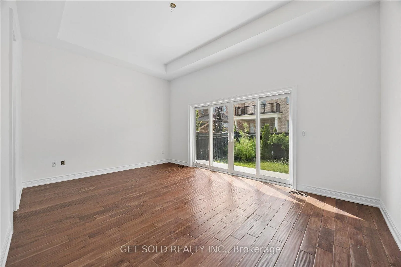 Photo 23 of 392 Woodgate Pines Drive, Vaughan, Kleinburg — HOMEH