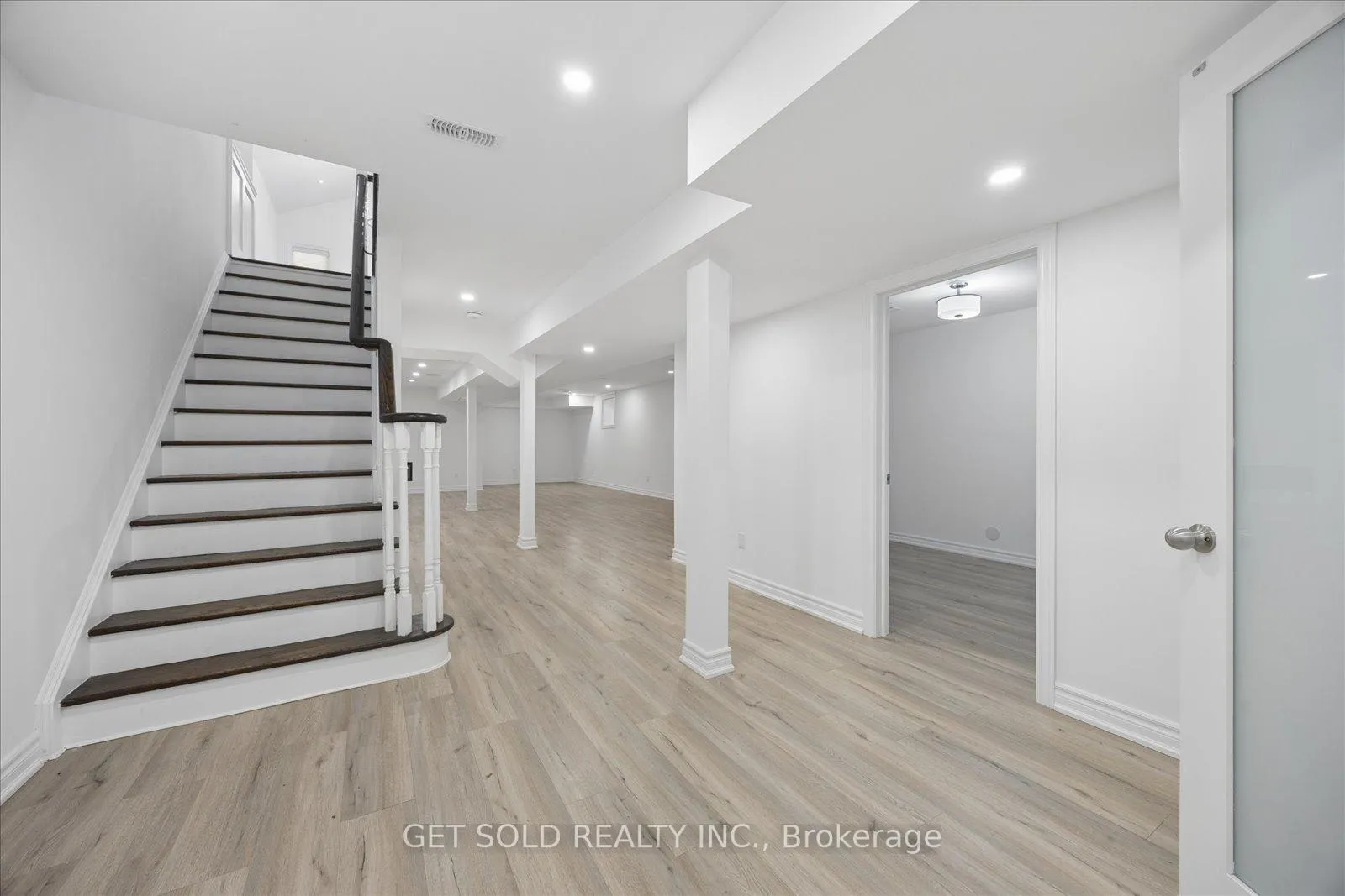 Photo 30 of 392 Woodgate Pines Drive, Vaughan, Kleinburg — HOMEH