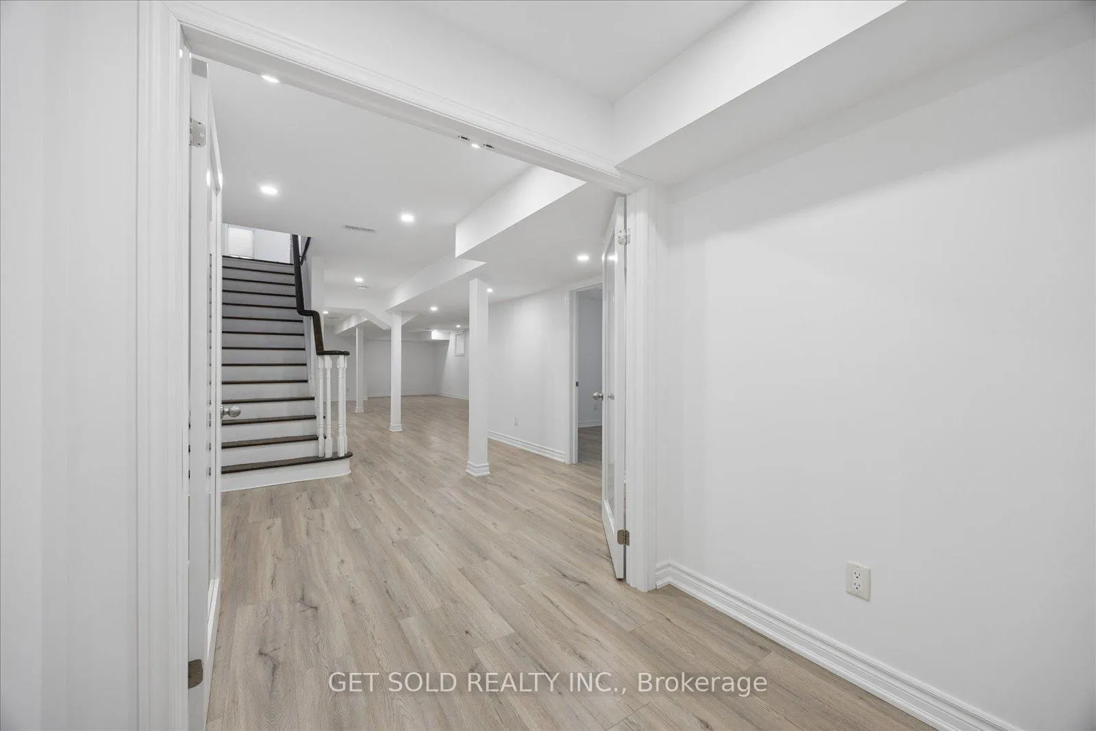 Photo 32 of 392 Woodgate Pines Drive, Vaughan, Kleinburg — HOMEH